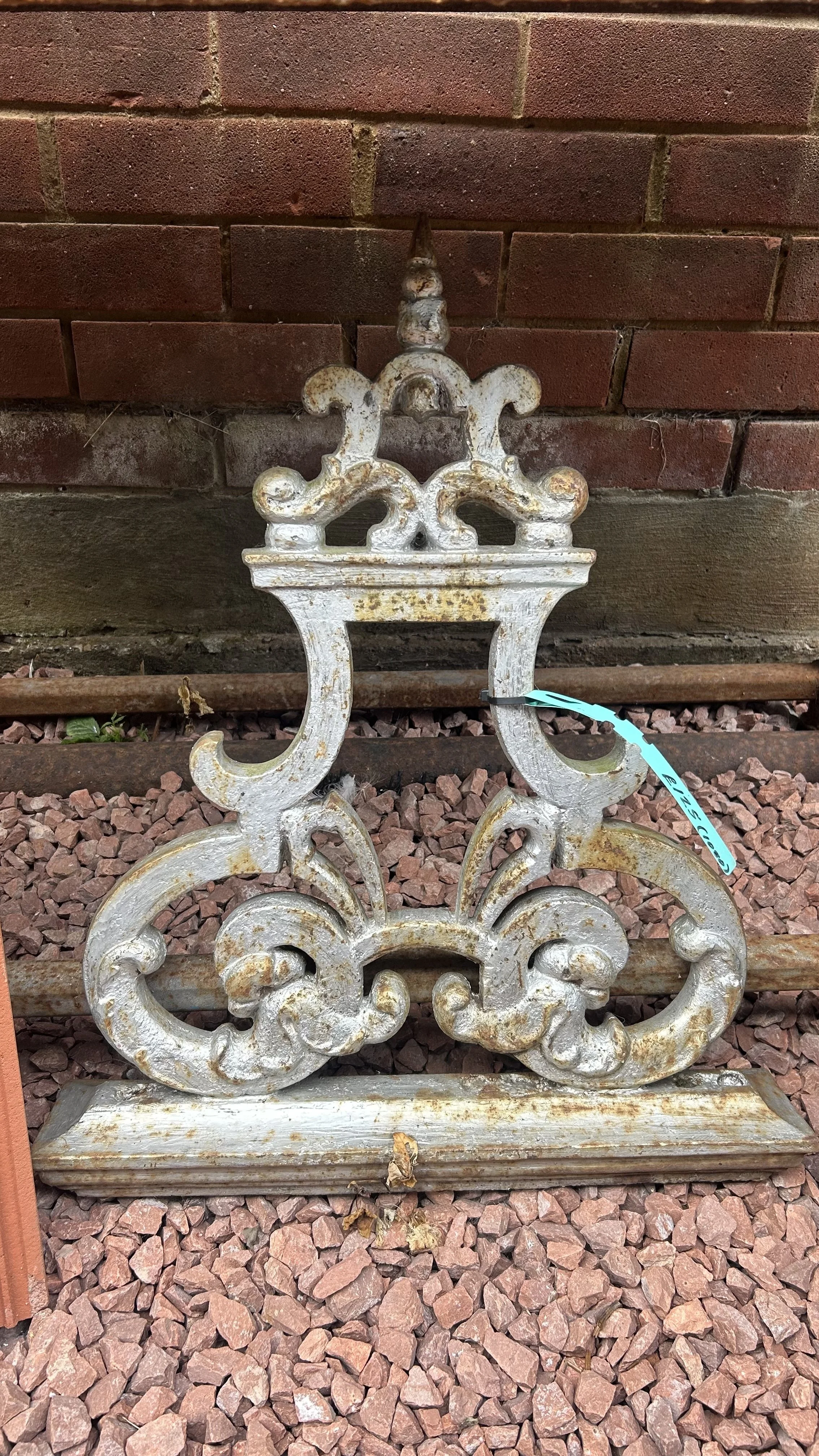 K228 Finial
