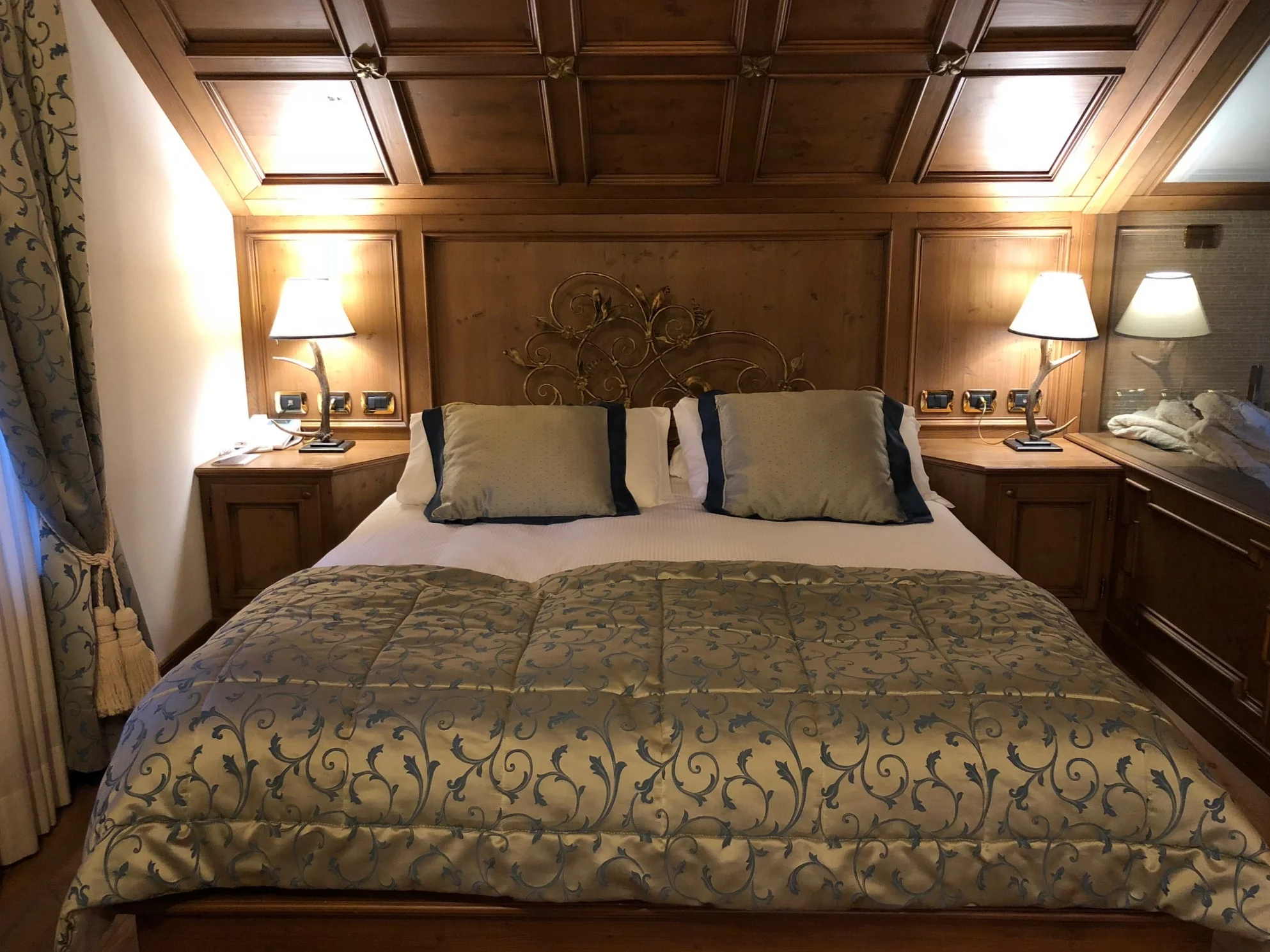 Our room for the weekend. The 'Afrodite' suite - note the glass window on the side - that where the Jacuzzi is (peekaboo!)