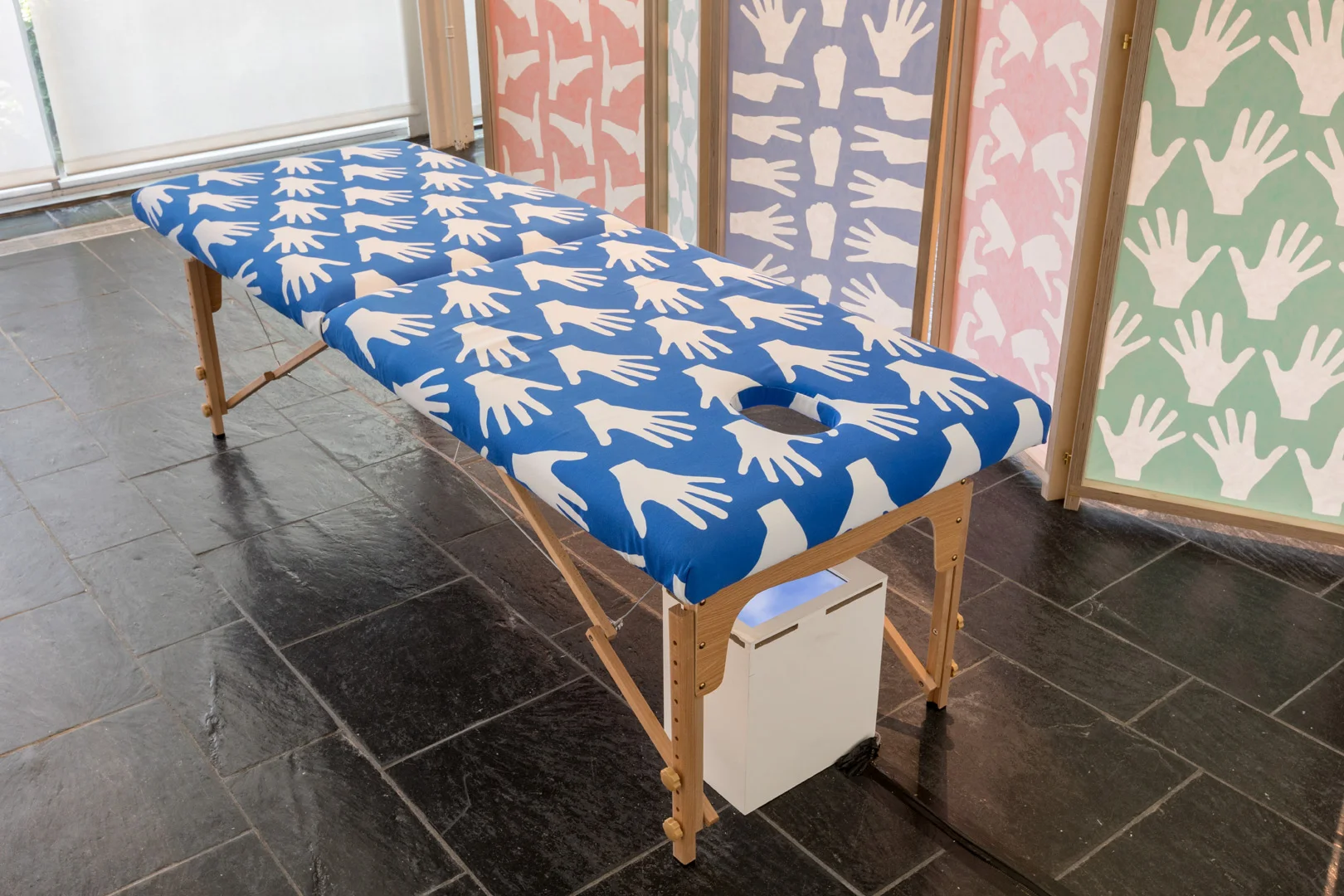 Installation, print on kozo paper and fabric. Video, 5’42”, 2017 Installation view at Ixelles Museum © Aude de Prelle and Vincent Everaerts