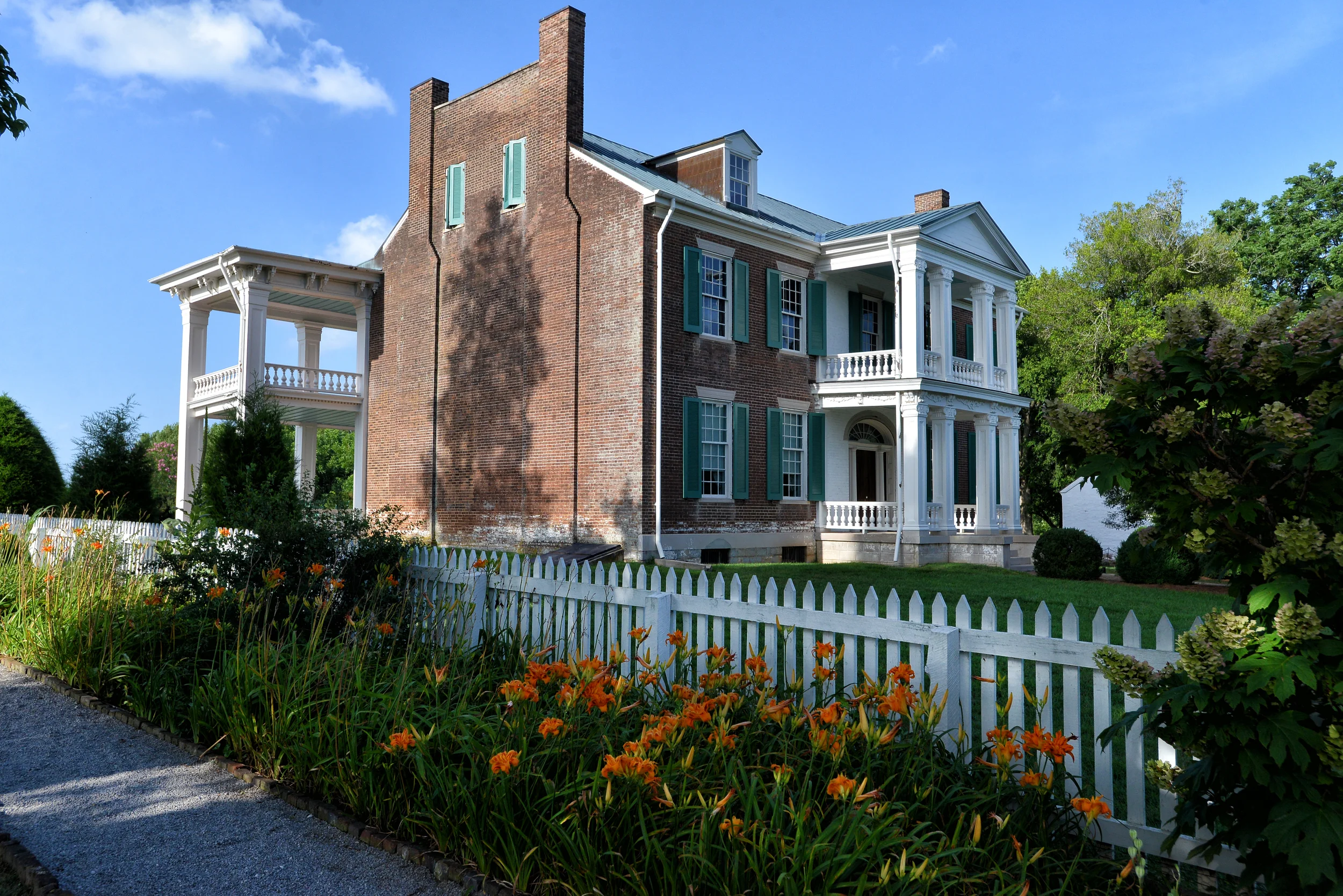 Carnton Plantation front with daylilies.JPG