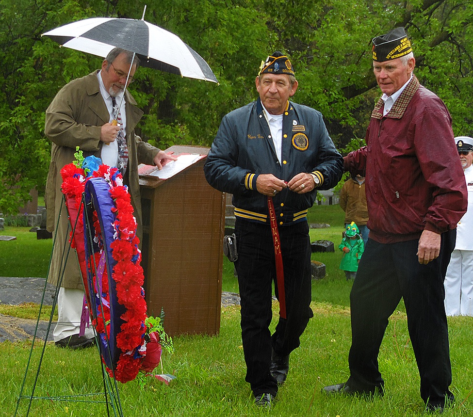 Ronald Hartle walking with the ribbon to honor those who died in service during the Vietnam War, and escorted by Mike Webster. (Rachel Hunter photo)