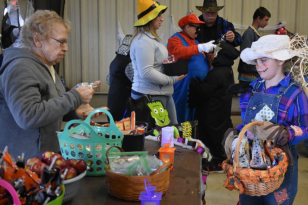 Town of Macomb held Annual Trunk or Treat_02.jpg