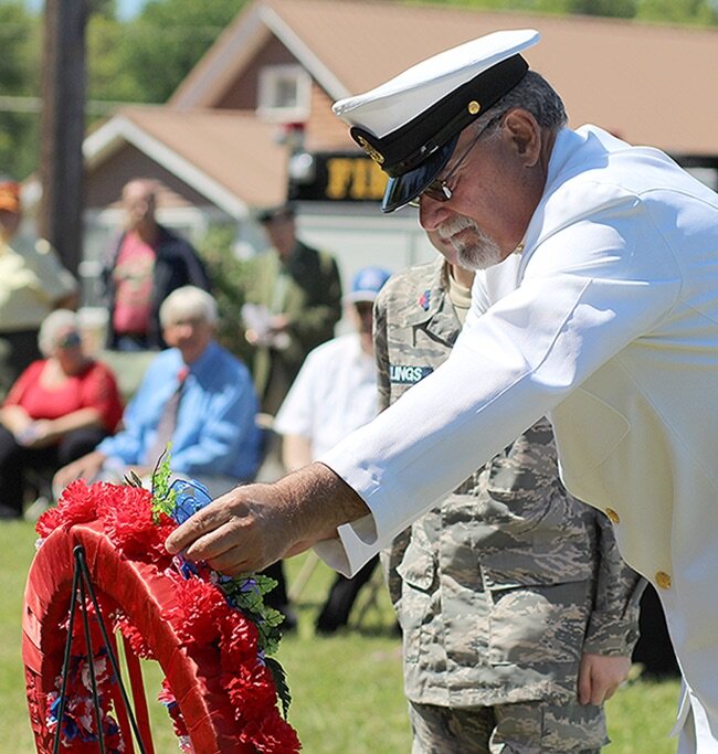    Michael Knowlton presenting the Desert Storm ribbon on the ceremonial wreath. (Rachel Hunter photo)  