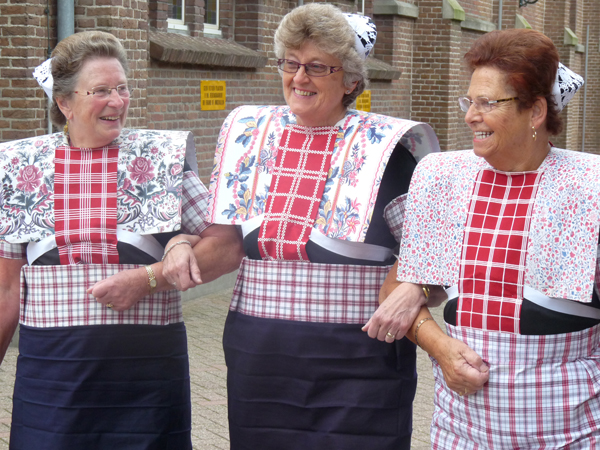 Tre damer i drakt fra Spakenburg