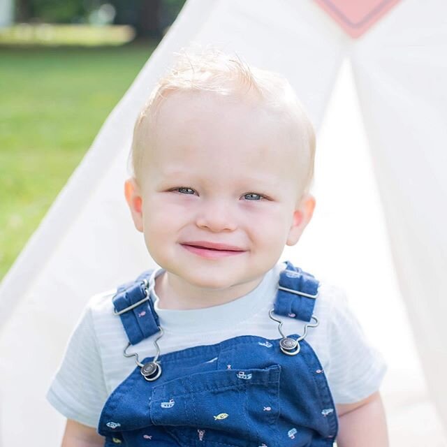 Outdoor one year old sessions look a little different from in-studio, but still capturing the same cuteness 💕