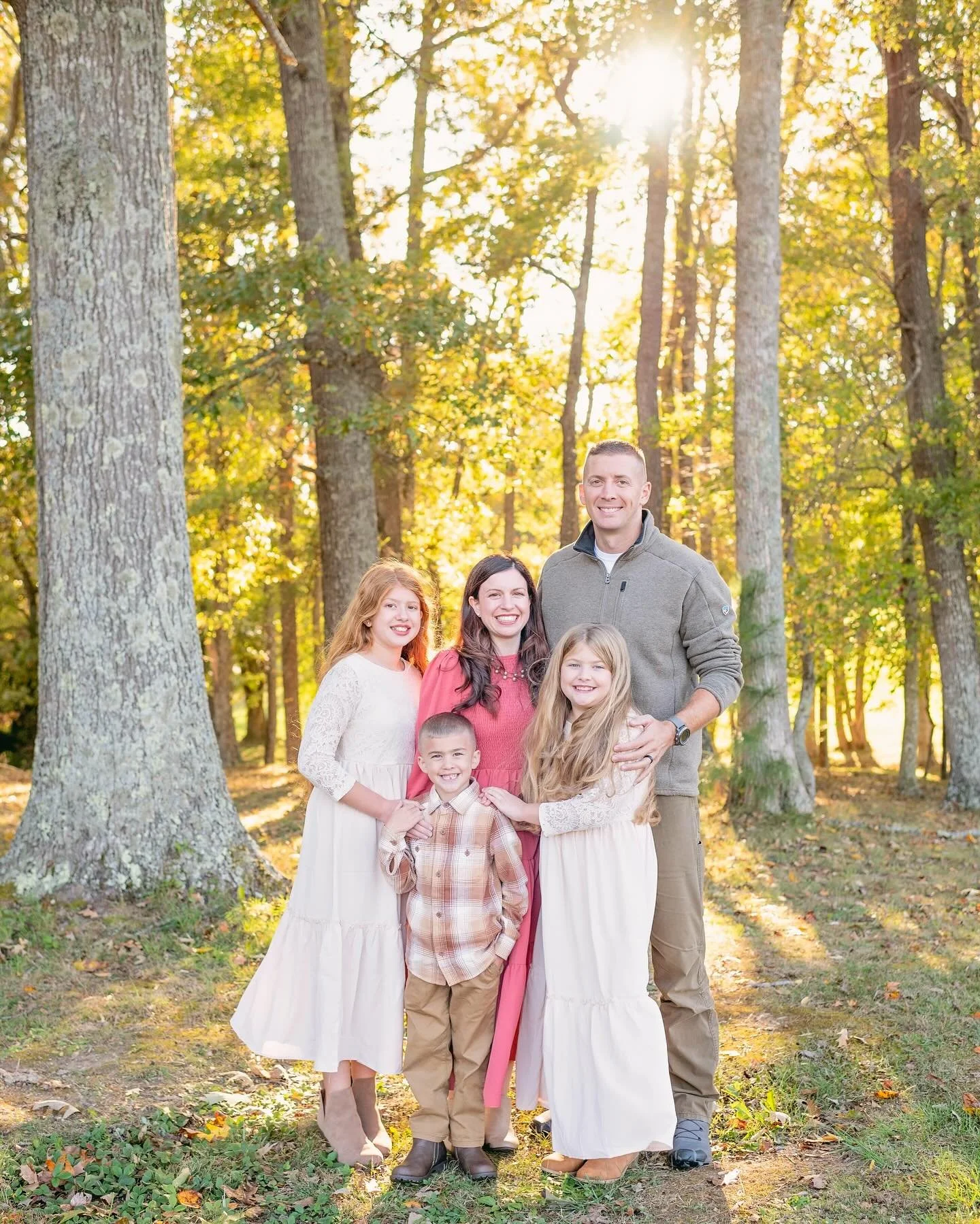 Another beautiful family from this weekends minis! Anyone else just LOVE the golden fall light against foliage?! 🤩✨