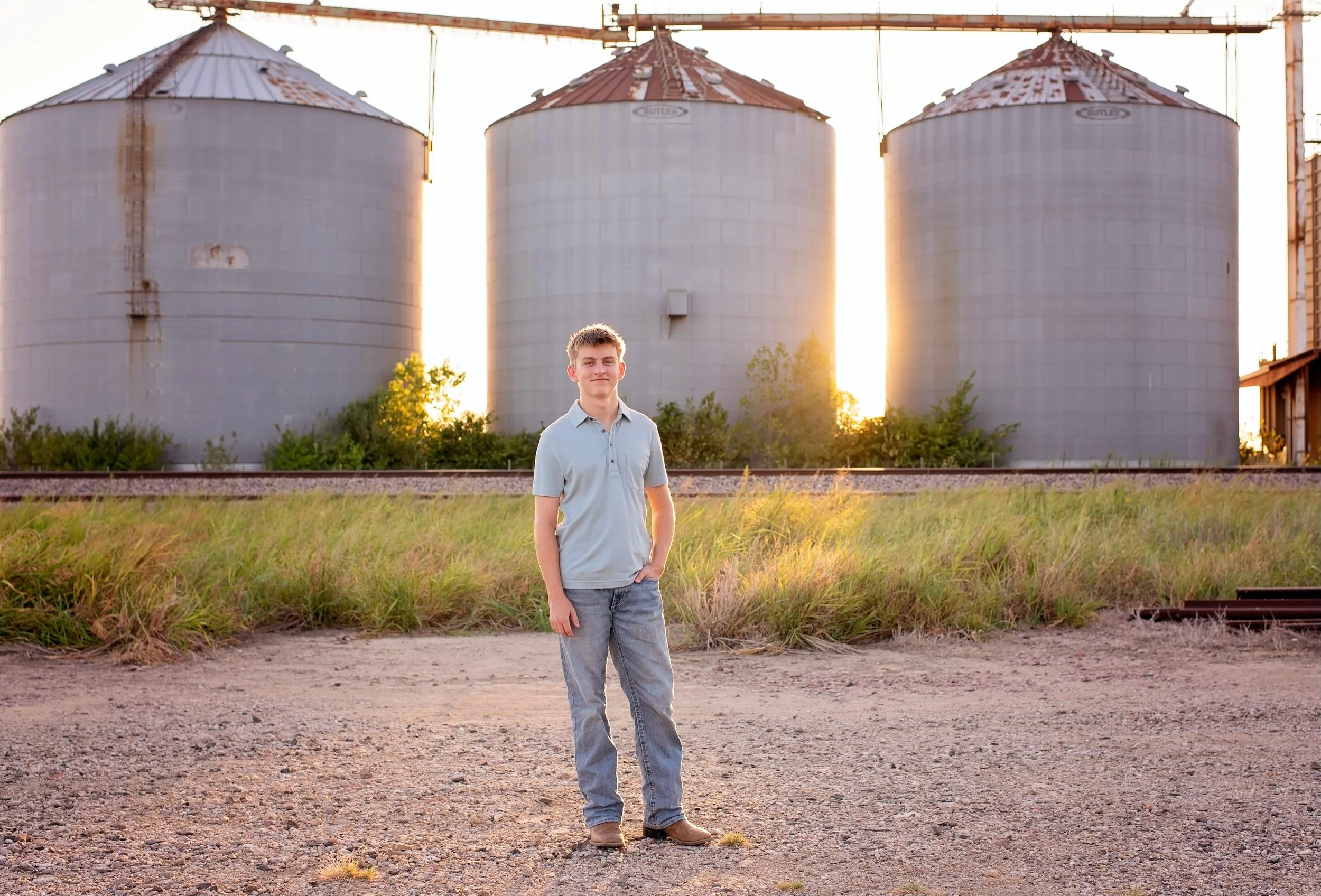 I just love a Prosper sunset with the Silos for a backdrop✨
Seniors if this is still on your to-do list, let&rsquo;s chat now! 

#prosper #celina #prosperphotographer #dfwphotographer prospertxmoms