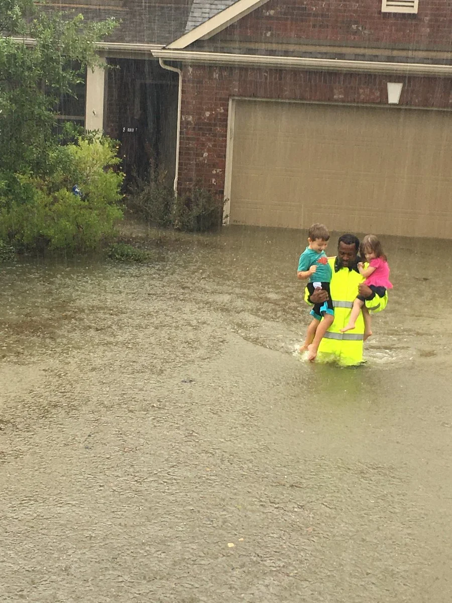 kindness in a time of crisis #hurricaneharvey ( image source )