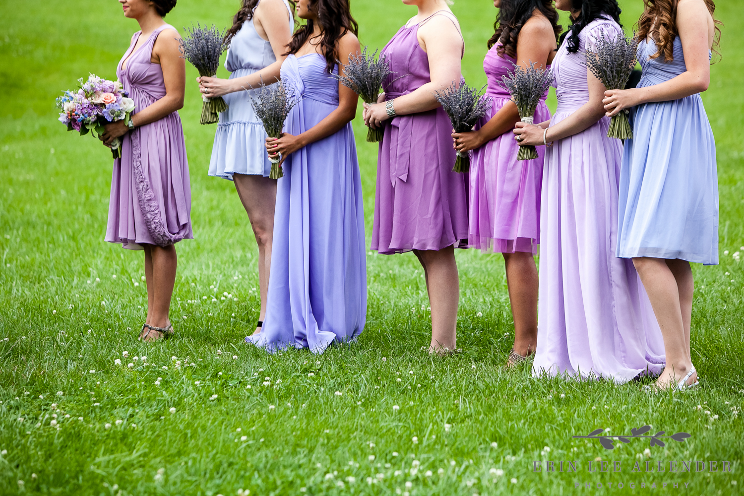 Bridesmaids_with_lavender_bouquets