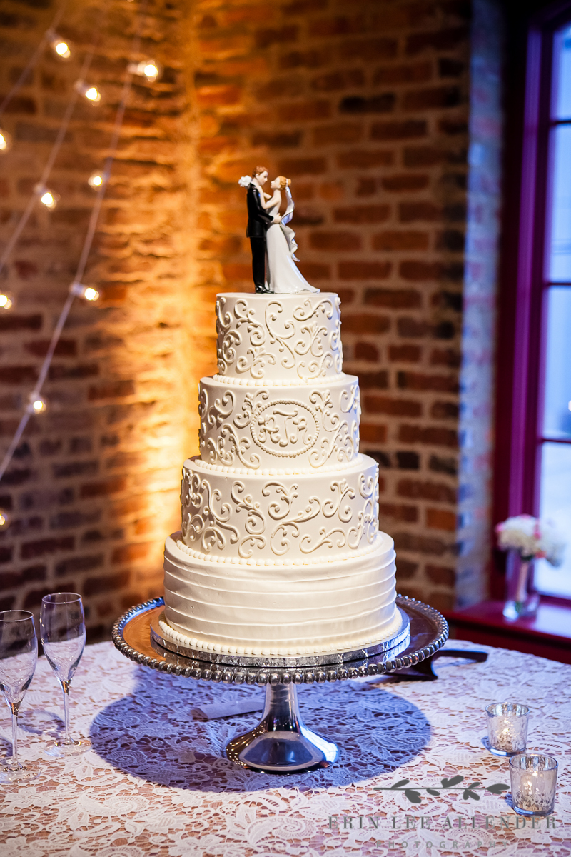 Buttercream_Wedding_Cake_with_Bride_Groom_Figurine