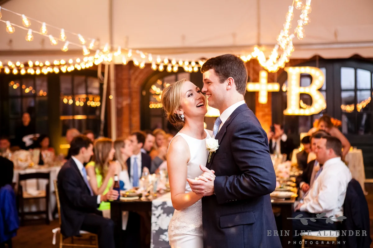 Bride_Laughs_During_First_Dance