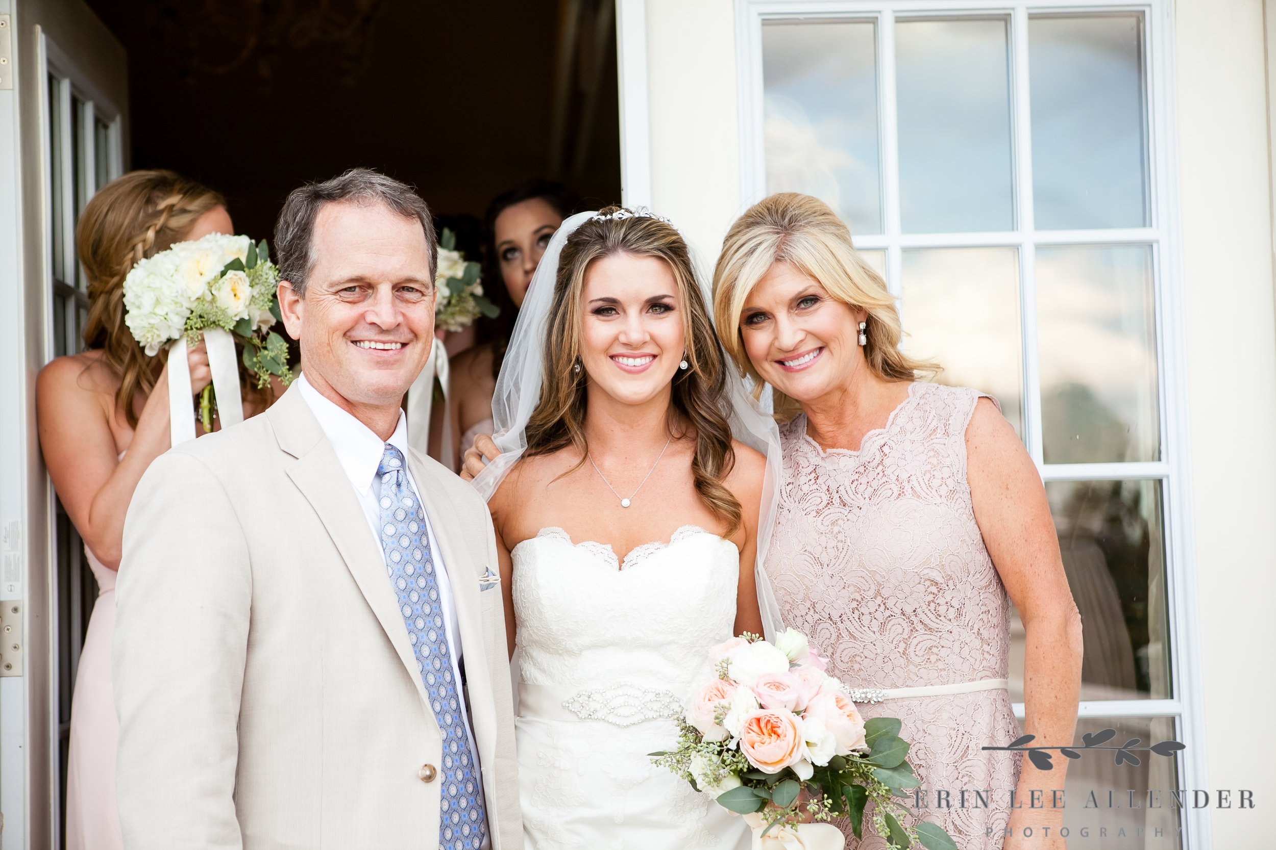 Mom_Dad_With_Bride_Before_She_Walks_Down_The_Aisle
