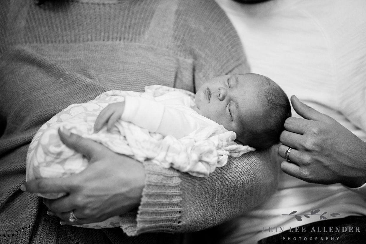Newborn_Sleeping_in_Mothers_Arms