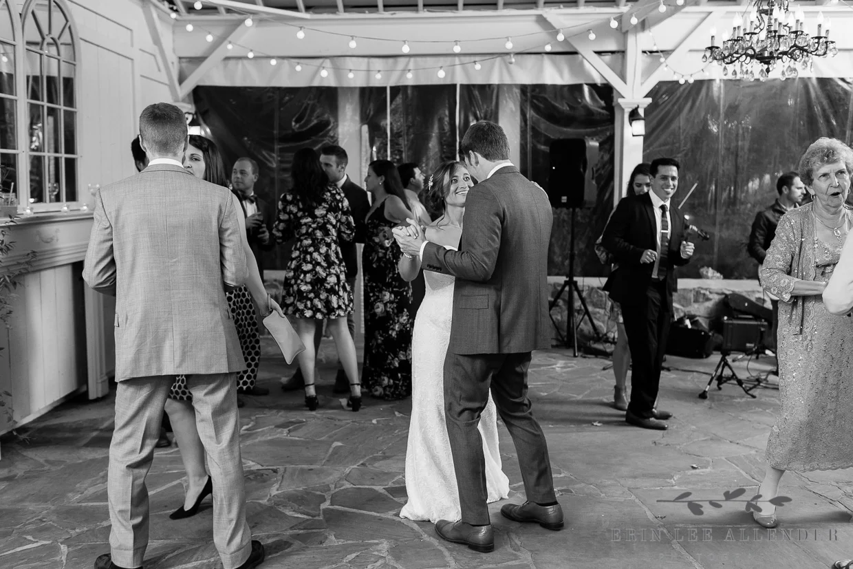 Couple_Dances_At_Reception