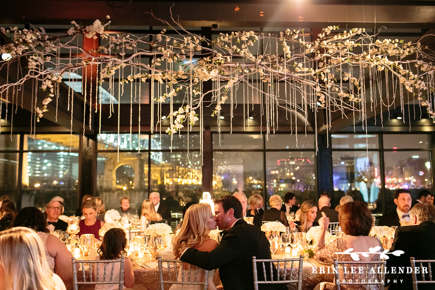 Couple_Kisses_Head_Table