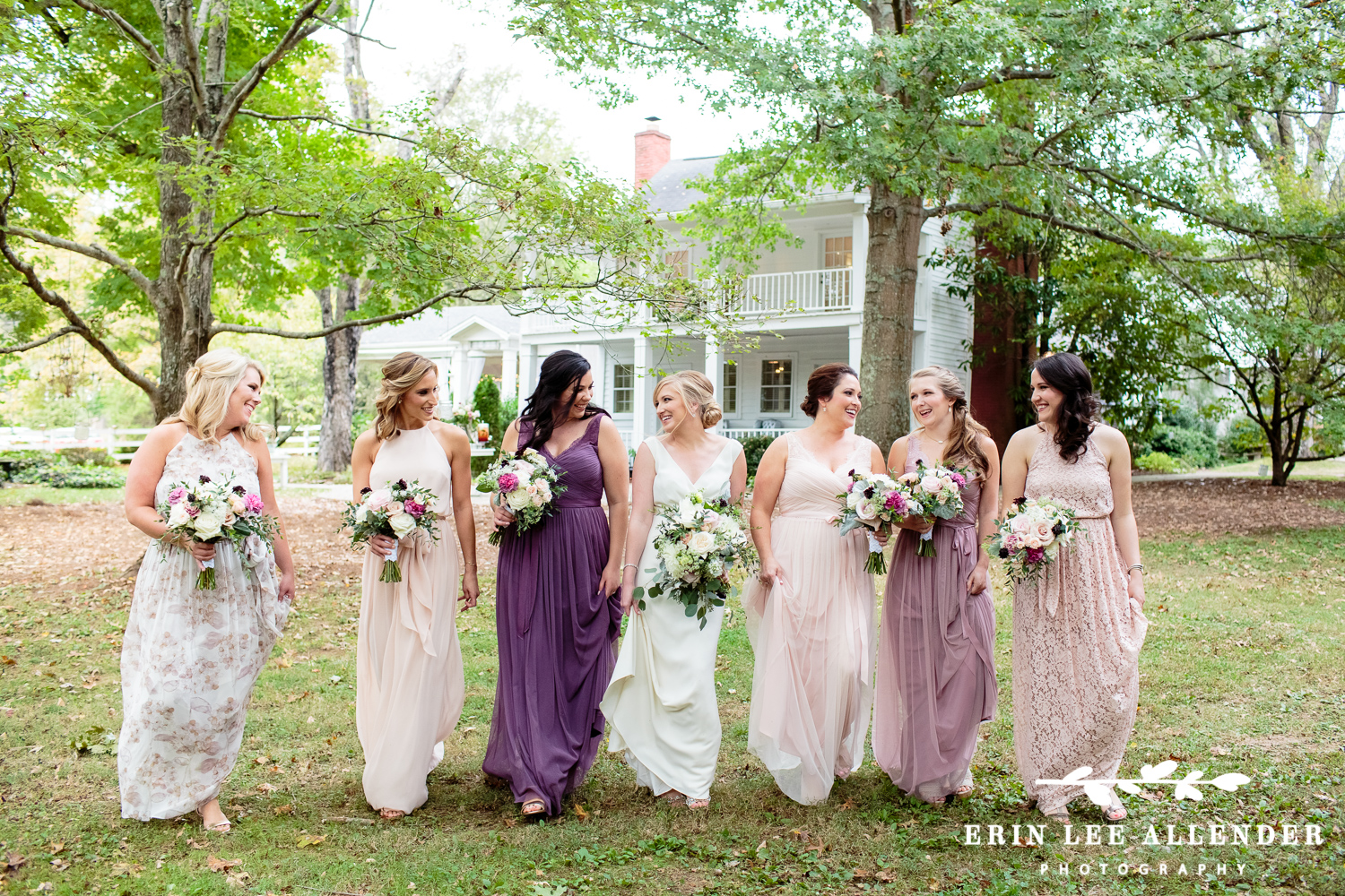 Bridesmaids_In_Different_Dresses