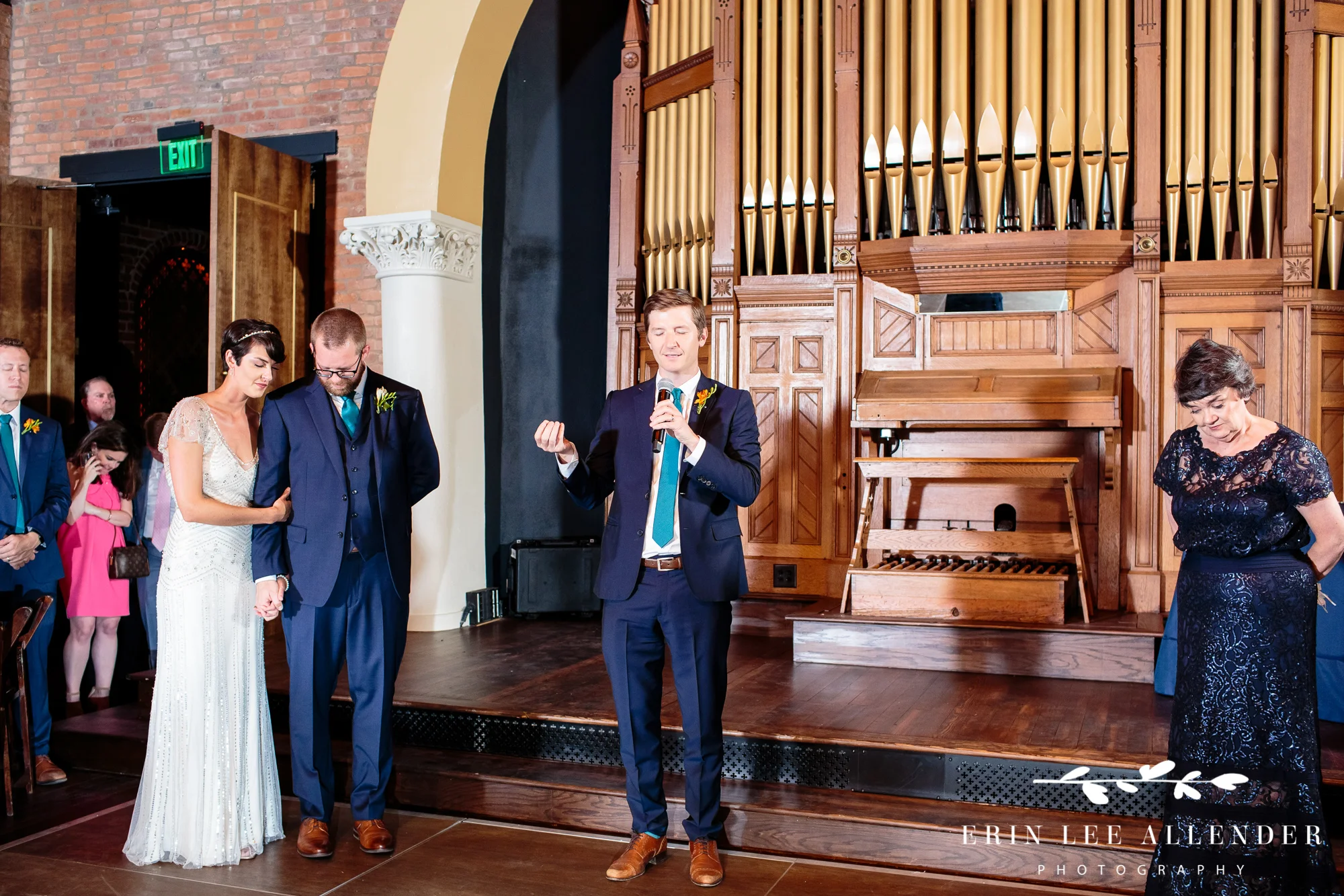 Groomsmen_Prays
