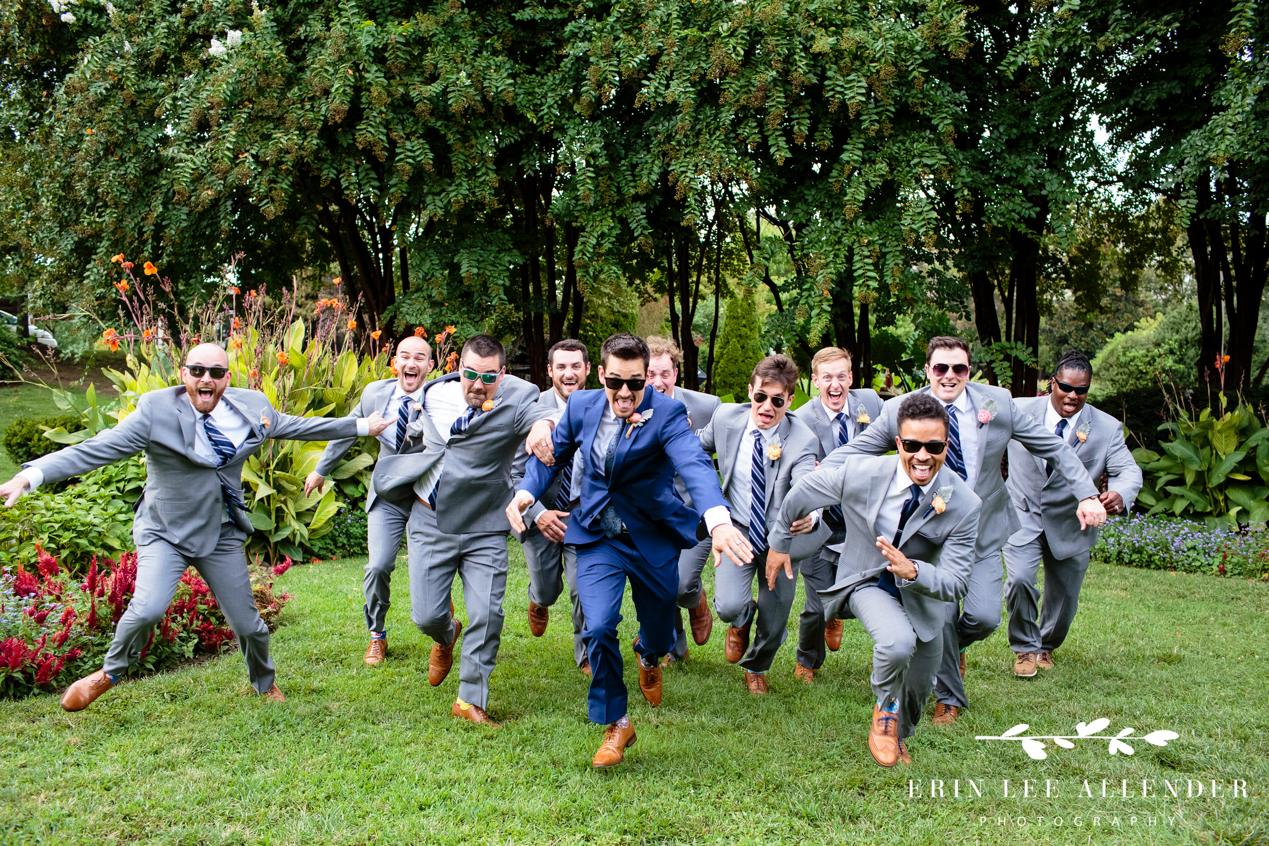 fun-groomsmen-wedding-photo