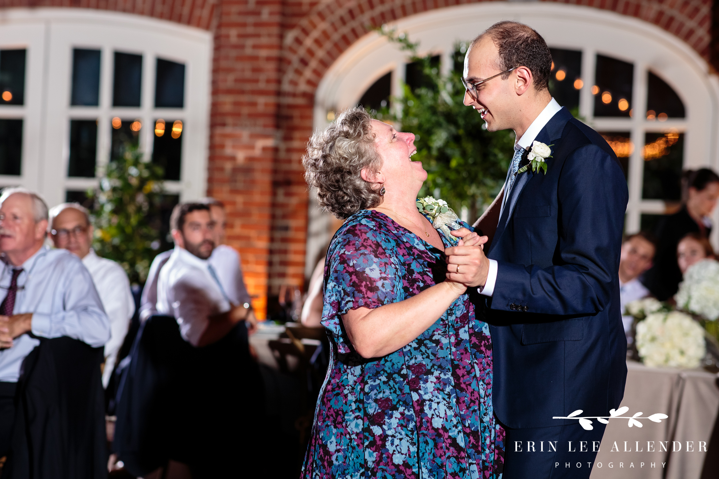 Groom-mom-dance