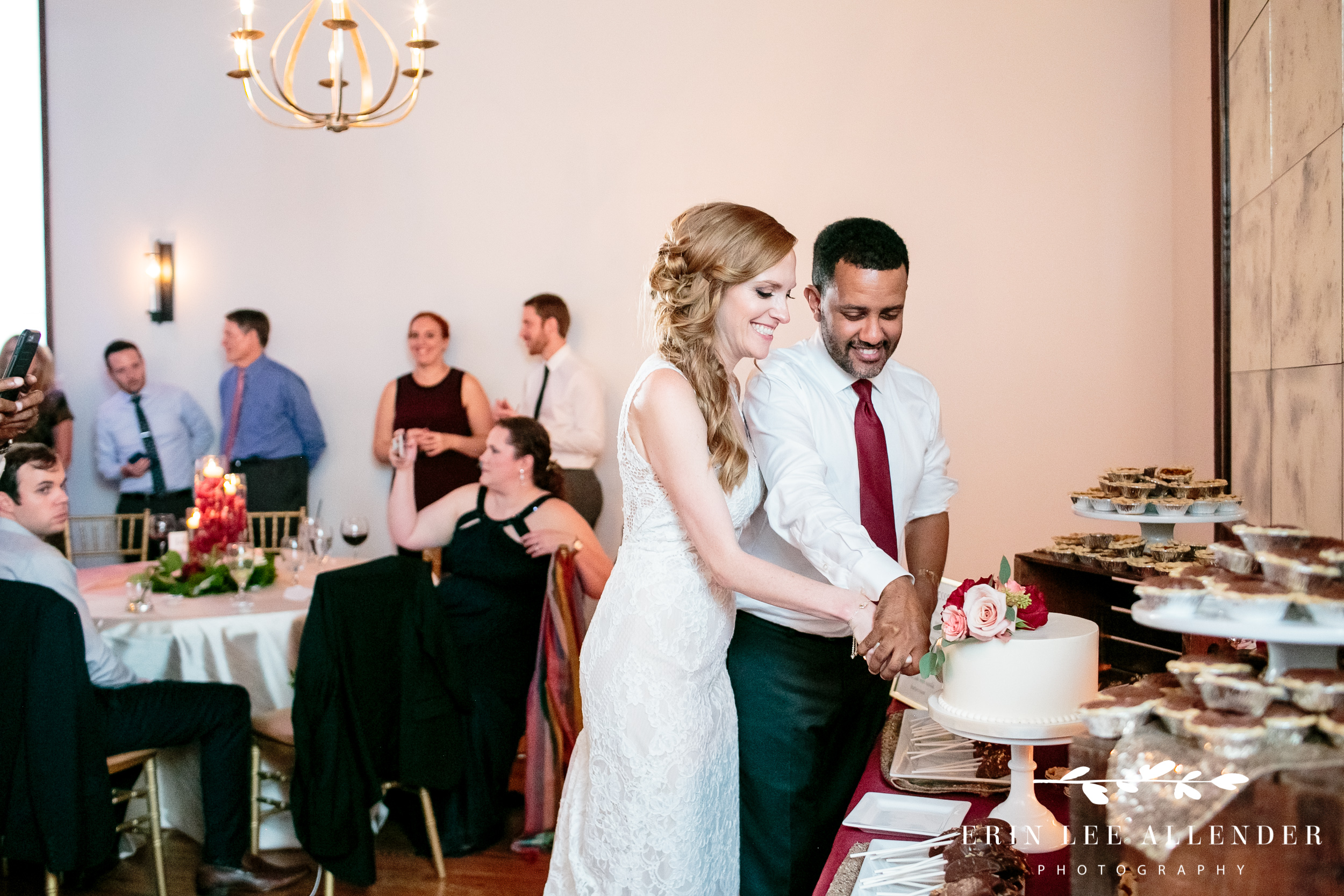 wedding-cake-cutting