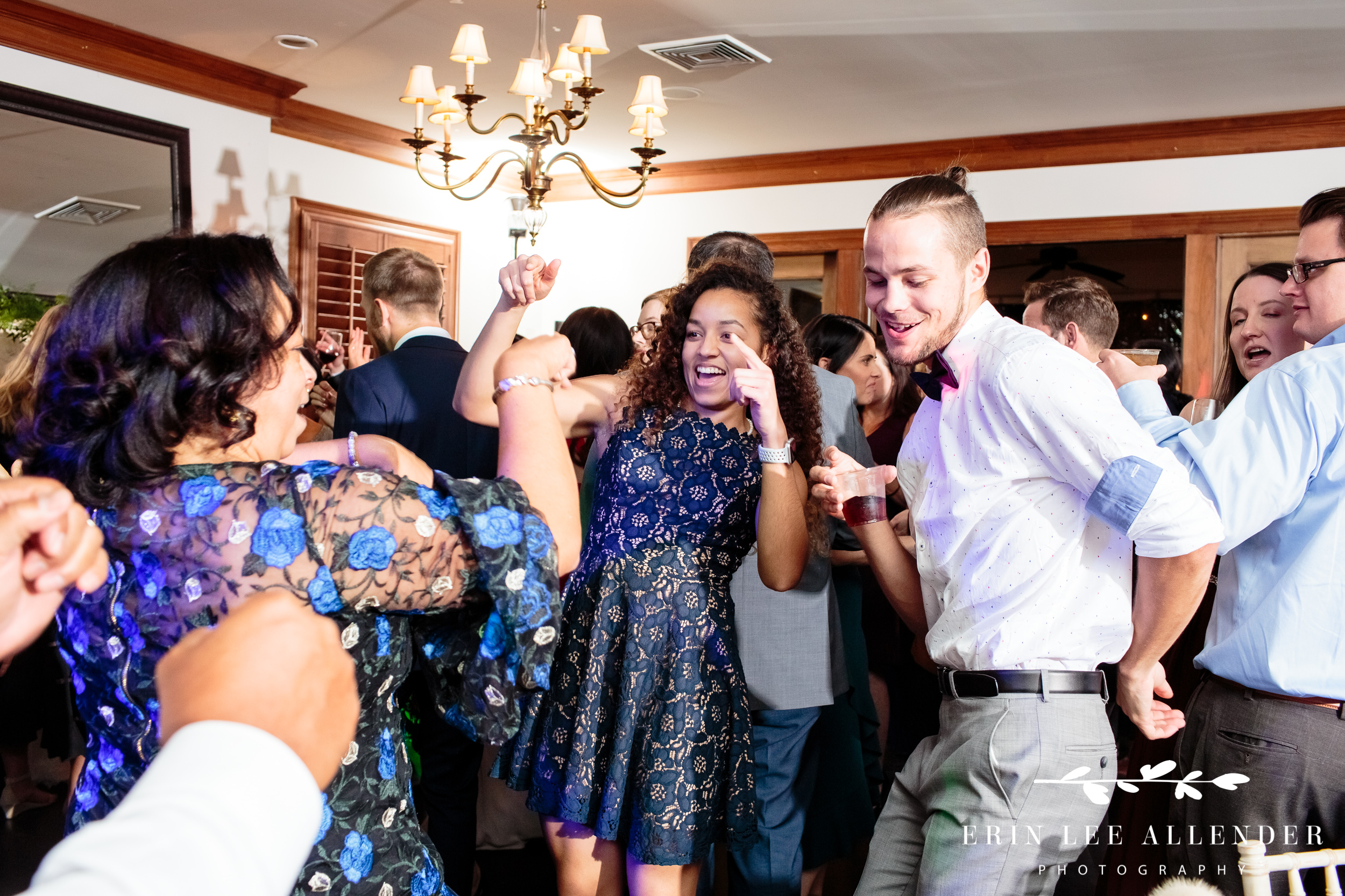 wedding-guests-dancing