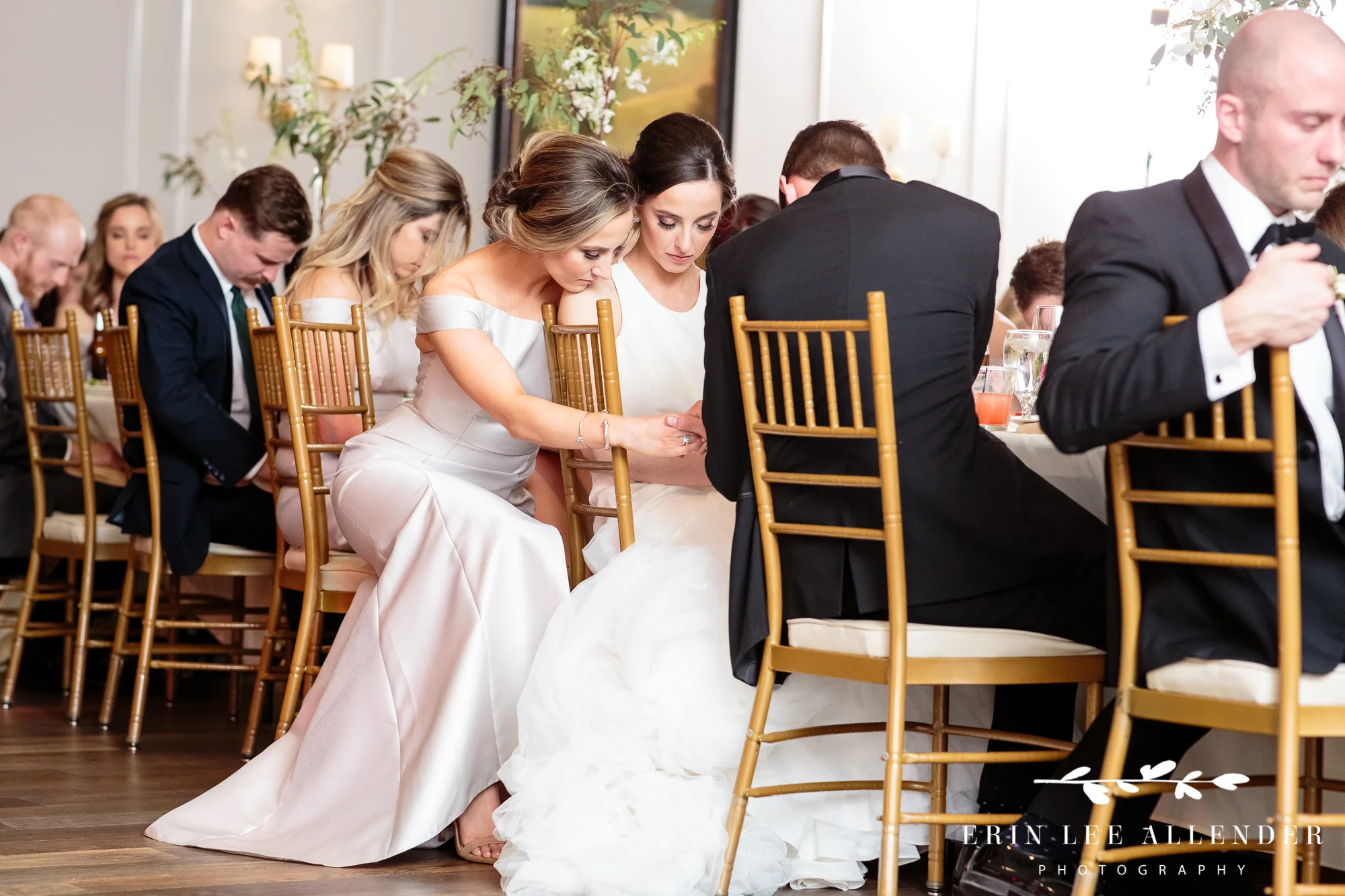 bride-sister-pray-together
