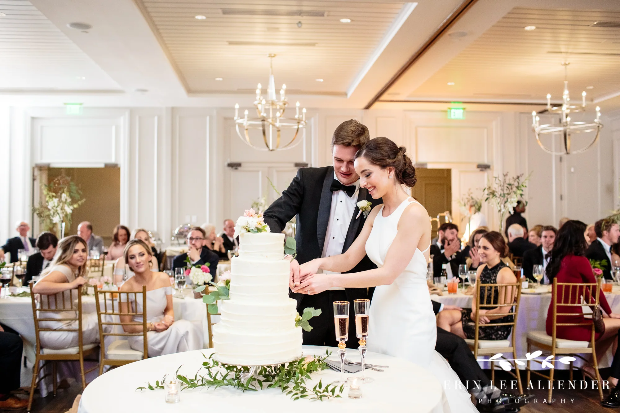 wedding-cake-cutting