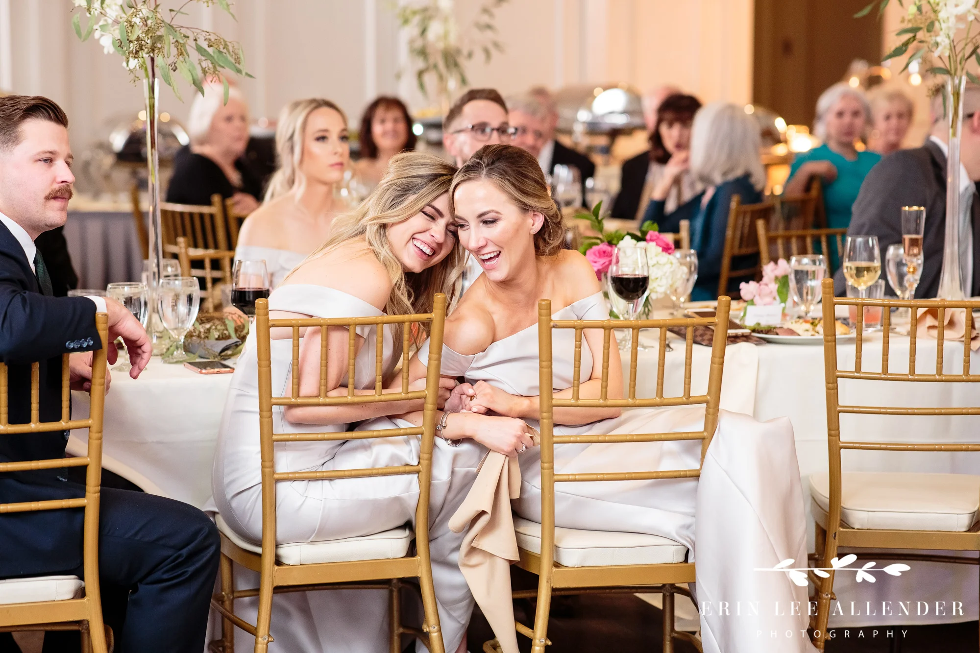 sister-cries-during-first-dance