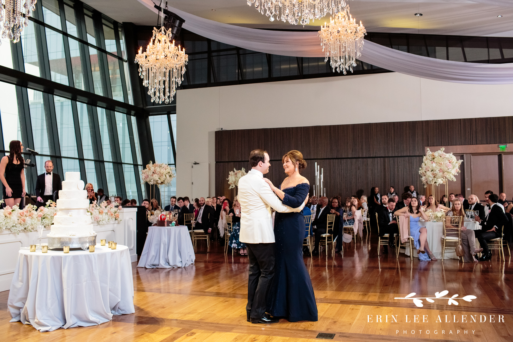 groom-mother-dance