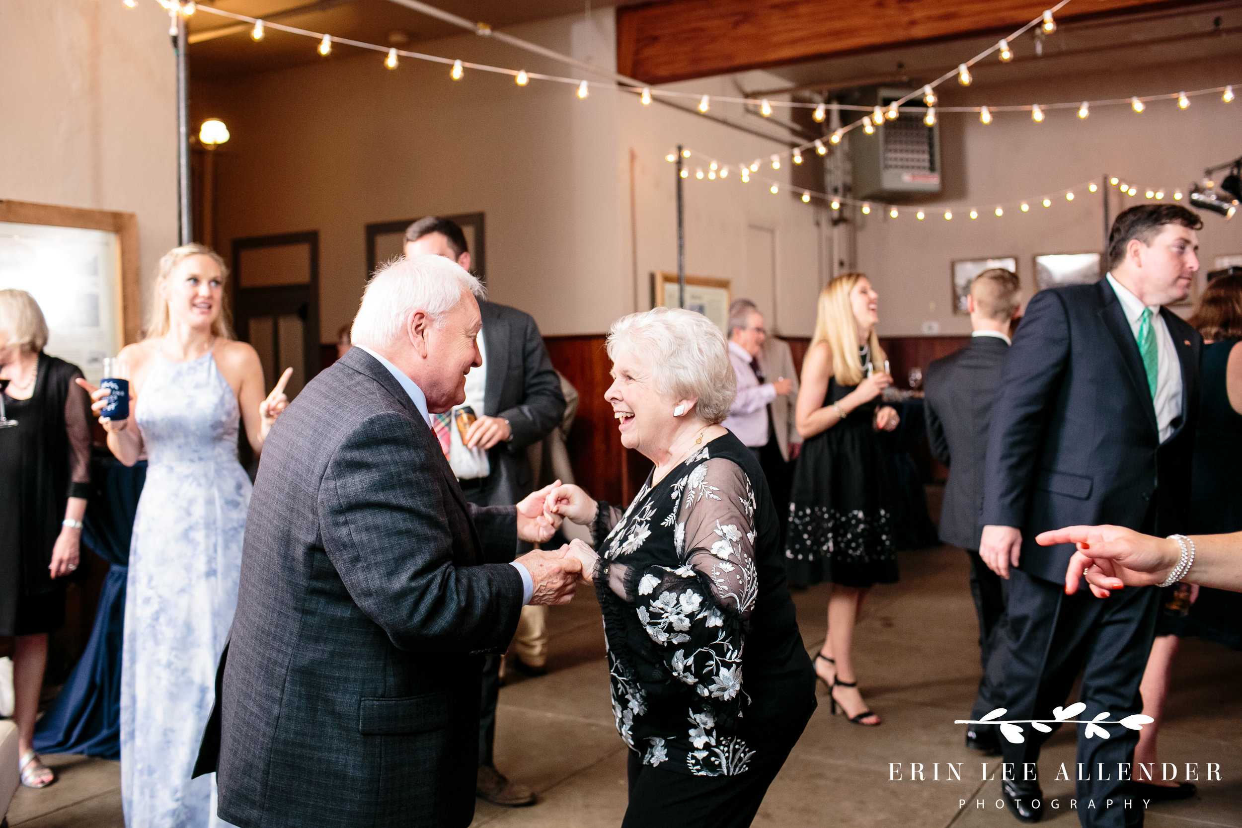 elderly-couple-dancing