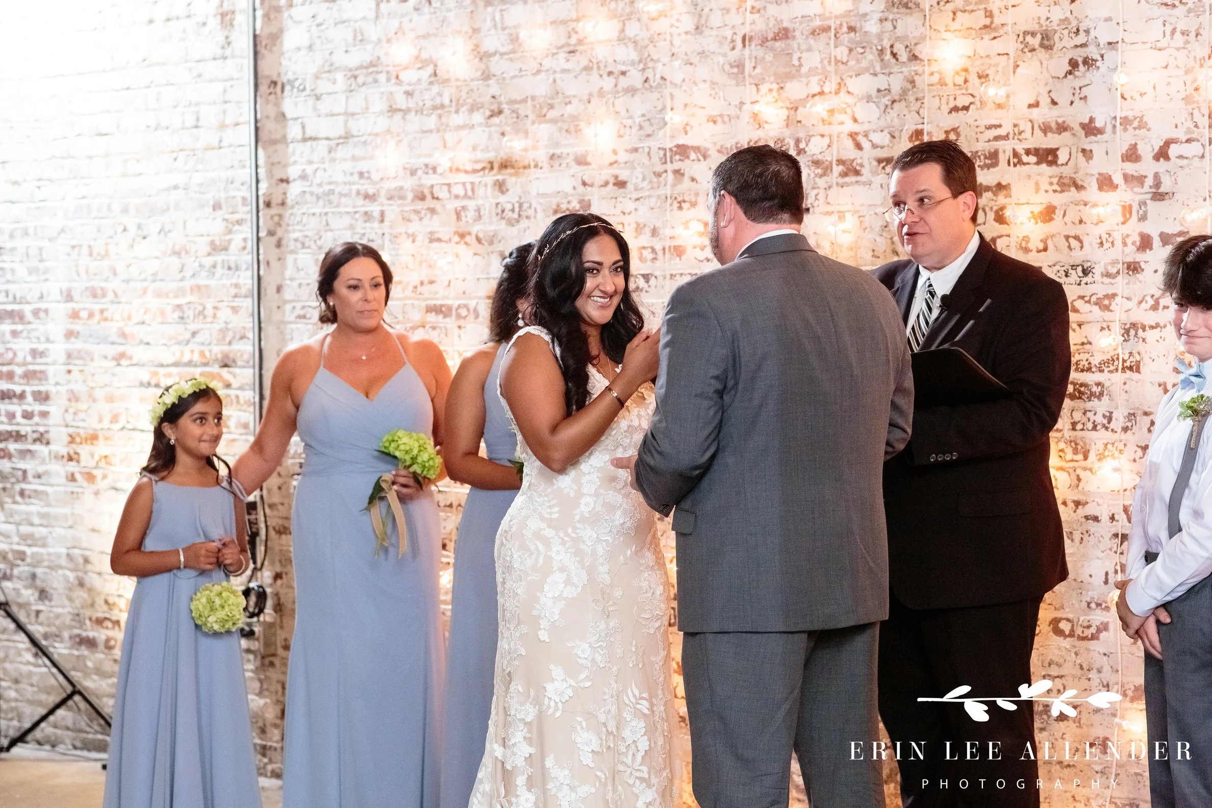 bride-cries-during-ceremony