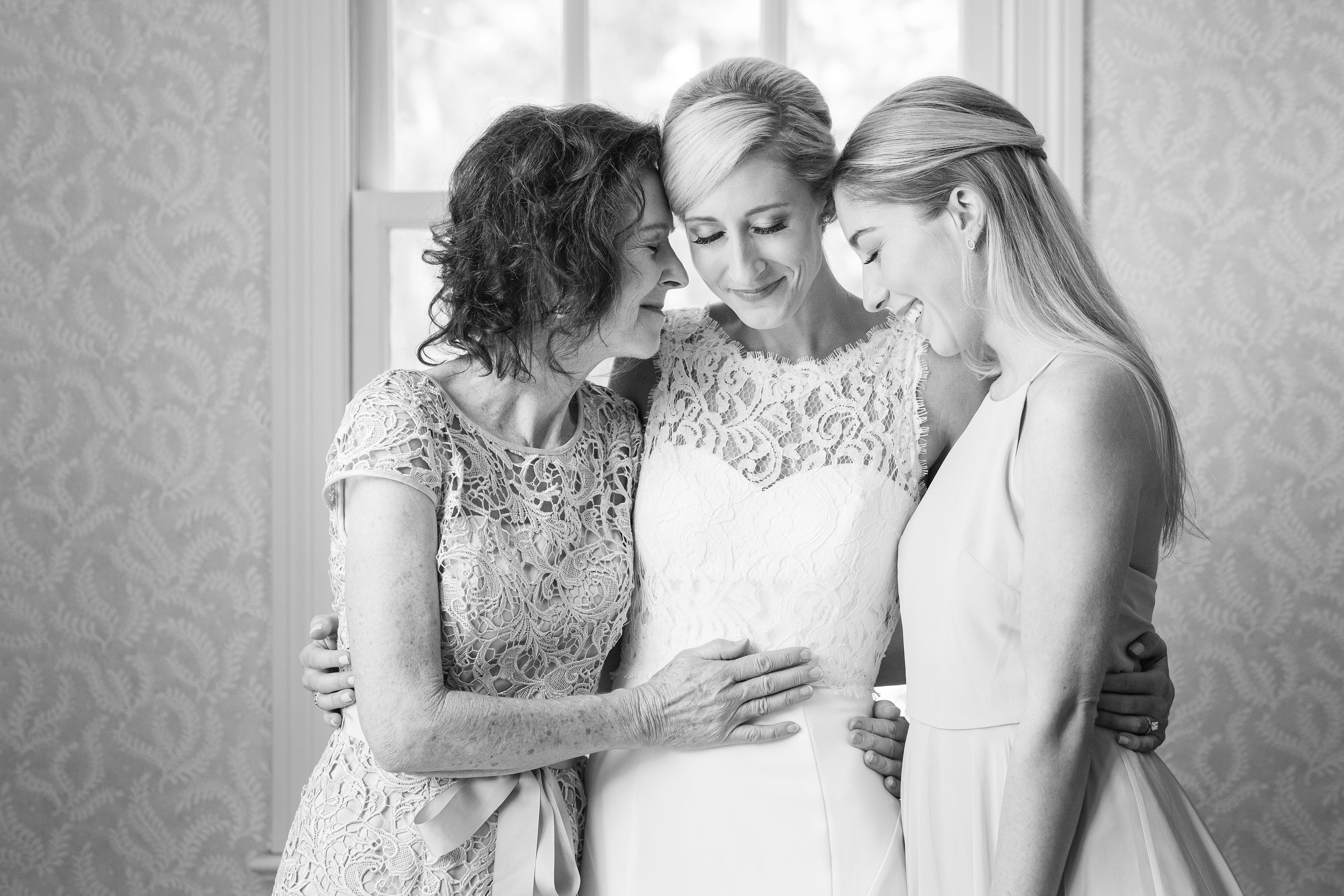 bride-hugs-mom-sister