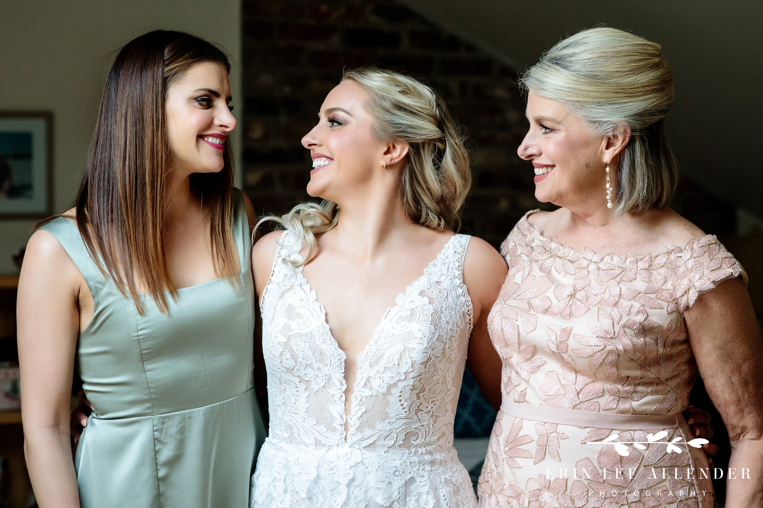 bride-with-sister-and-mom