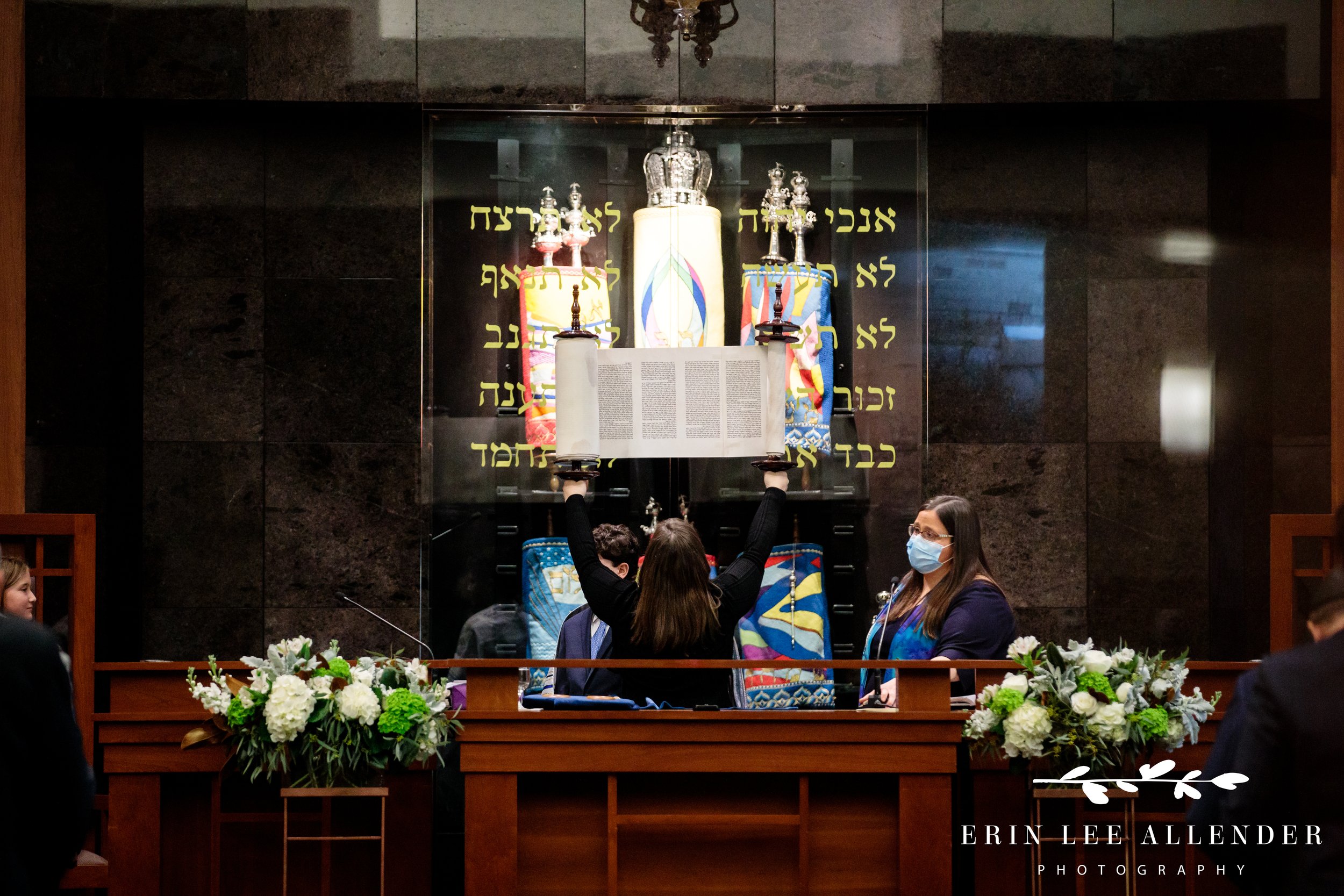 rabbi-raises-torah