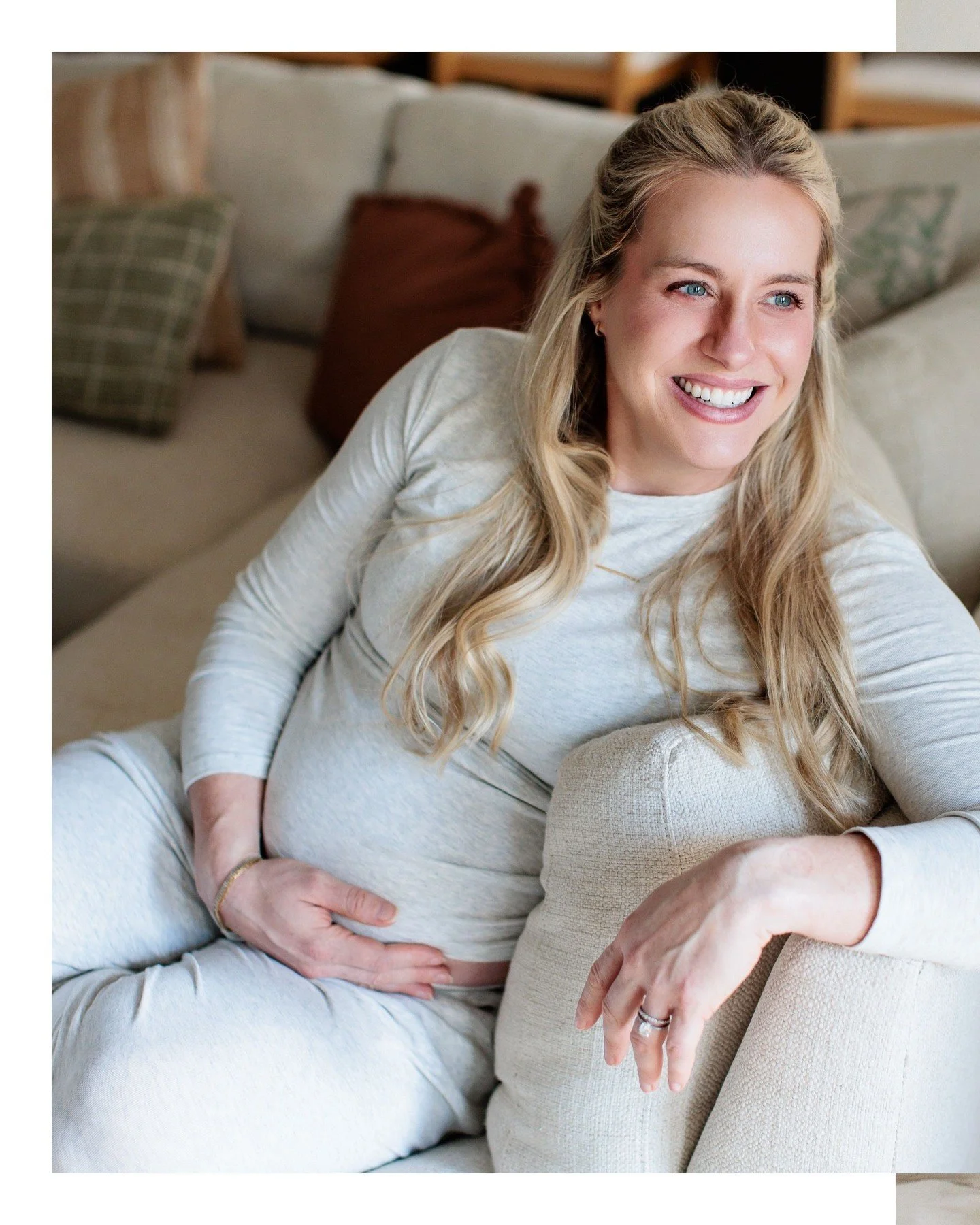 Maternity photos don&rsquo;t need a field at sunset. You just need extremely committed poodles 🐾 

Stay home. Include your plants. Wear the lounge set. Keep the socks on.

#NashvilleMaternityPhotography #InHomeMaternitySession #LifestyleMaternityPho