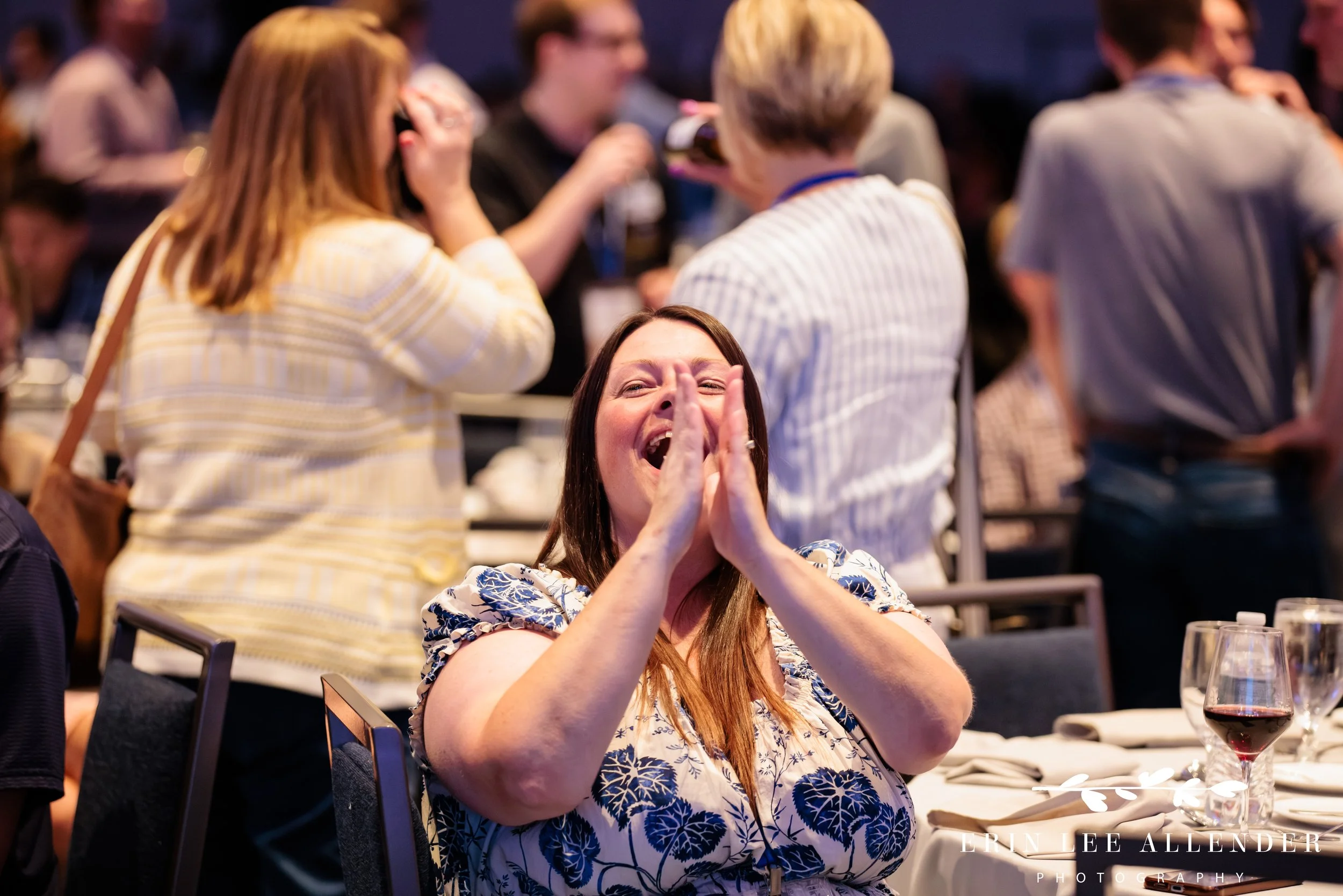 Opryland Hotel corporate event photography of a guest cheering for the Music City Dueling Pianos entertainment at RubinBrown's awards dinner