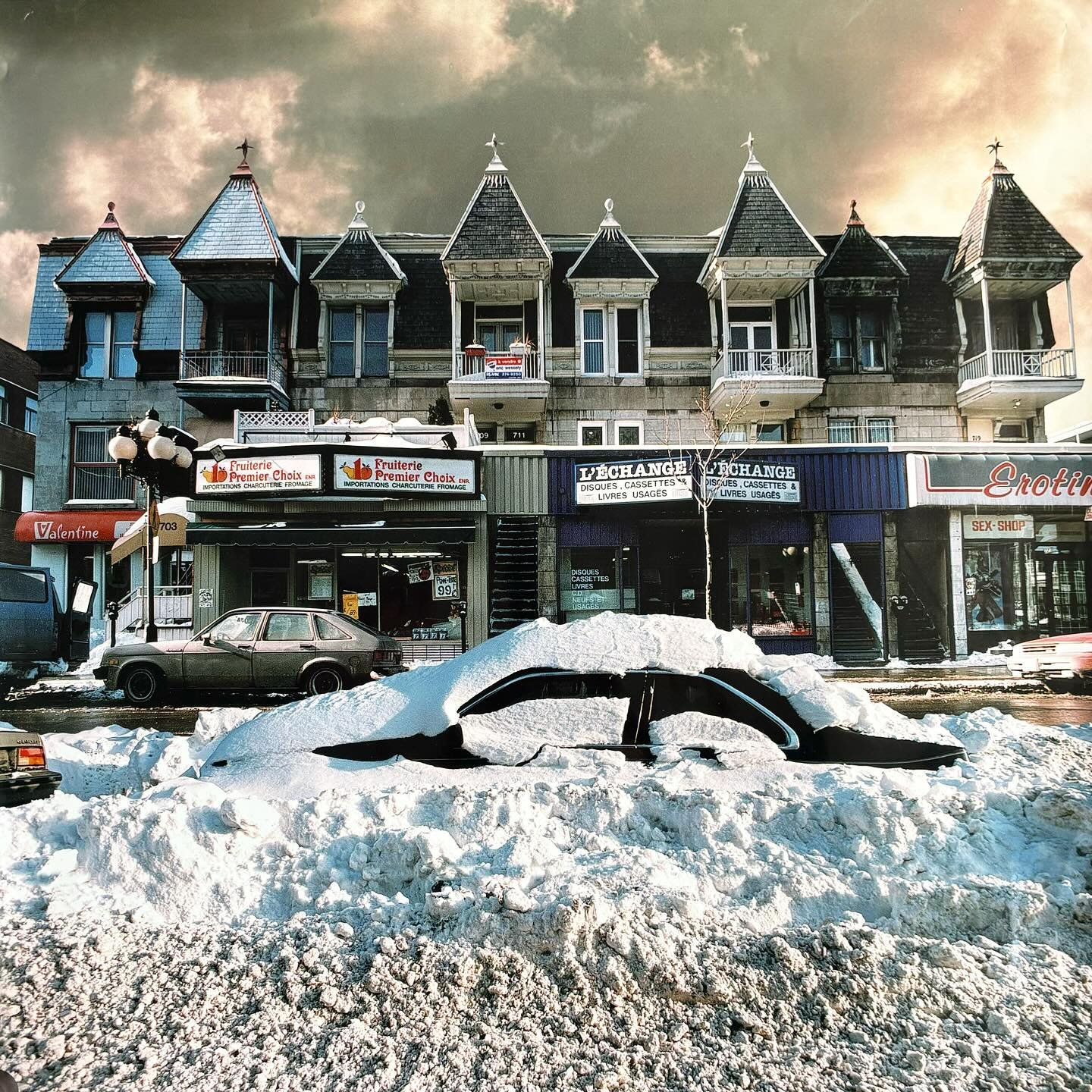 Retour en 1993 sur l&rsquo;avenue Mont-Royal.

Un photo-montage du talentueux Pierre Guimond (1945-2022).

Merci &agrave; sa succession de nous avoir apport&eacute; ce petit bijou !
&mdash;
#mtl #montreal #pierreguimond #photomontage #mtlmoments