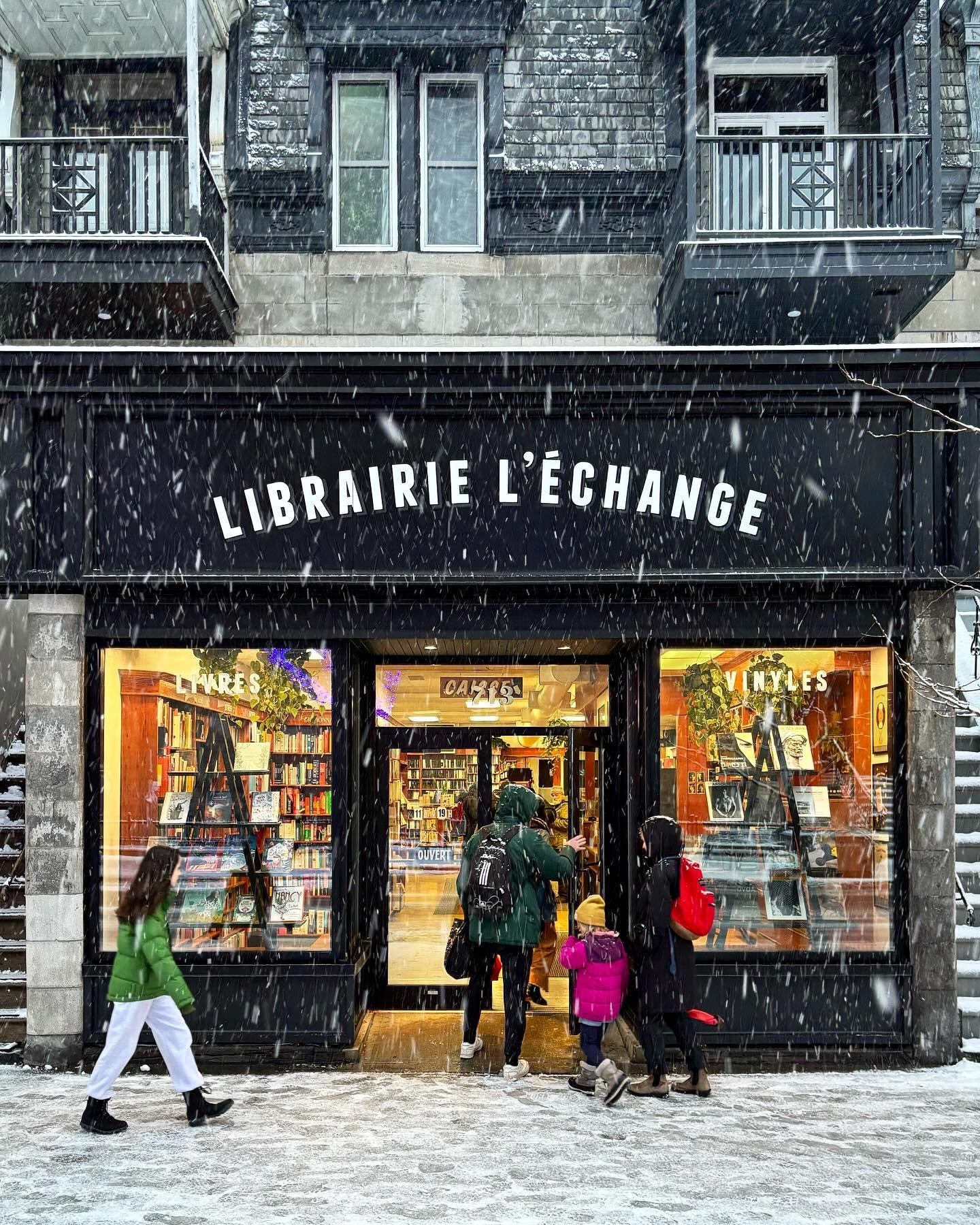 Photo annuelle classique de la premi&egrave;re neige. ✅
&mdash;
#mtl #montreal #mtlmoments #storefront #librairie #littqc