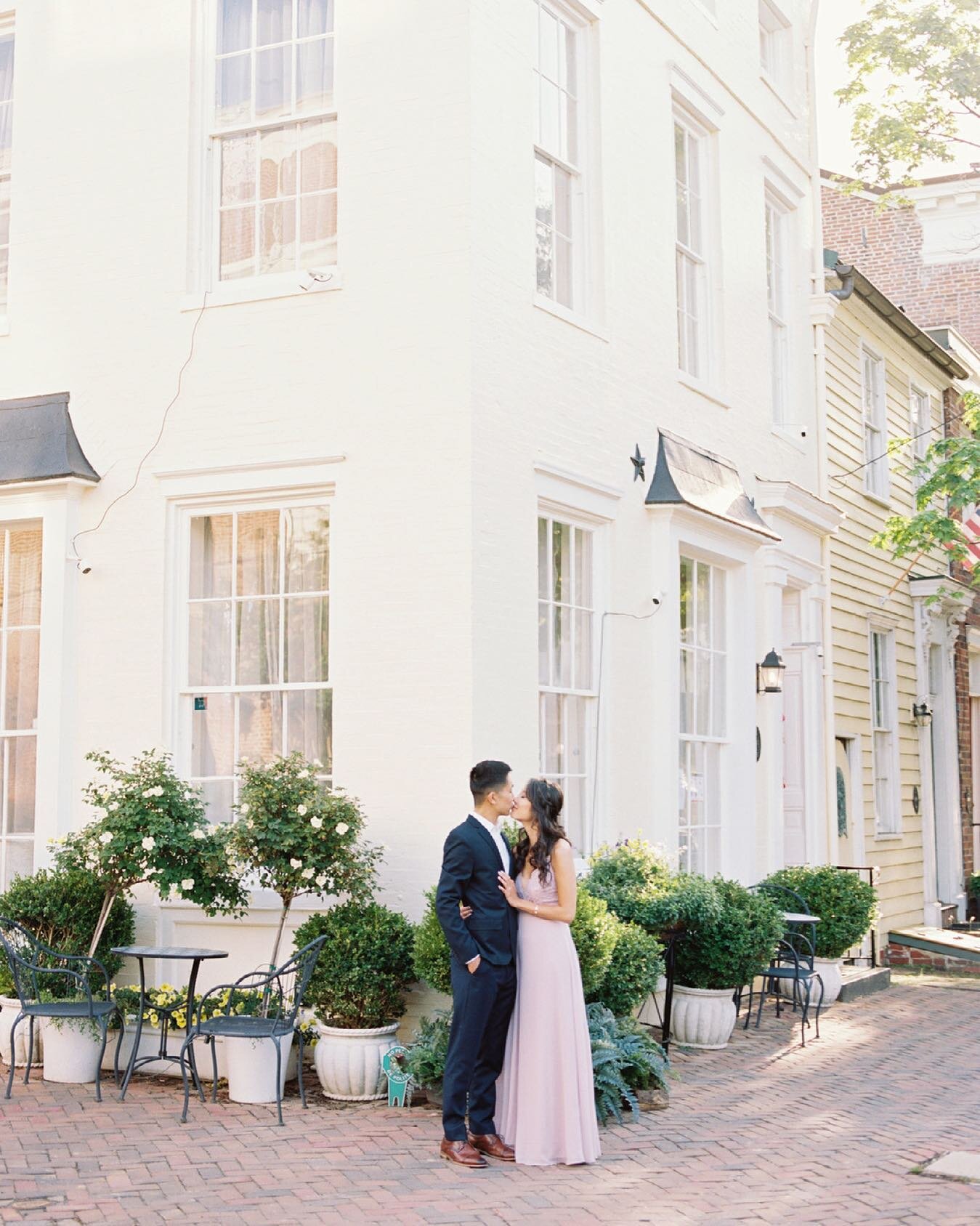 You know we are deep into the wedding season when I haven&rsquo;t been posting for a minute 😅😅 But there are plenty of beautiful moments in the making and I can't wait to share them all with you 🥰🥰 #engagementphotos #oldtownalexandria #featherfaw