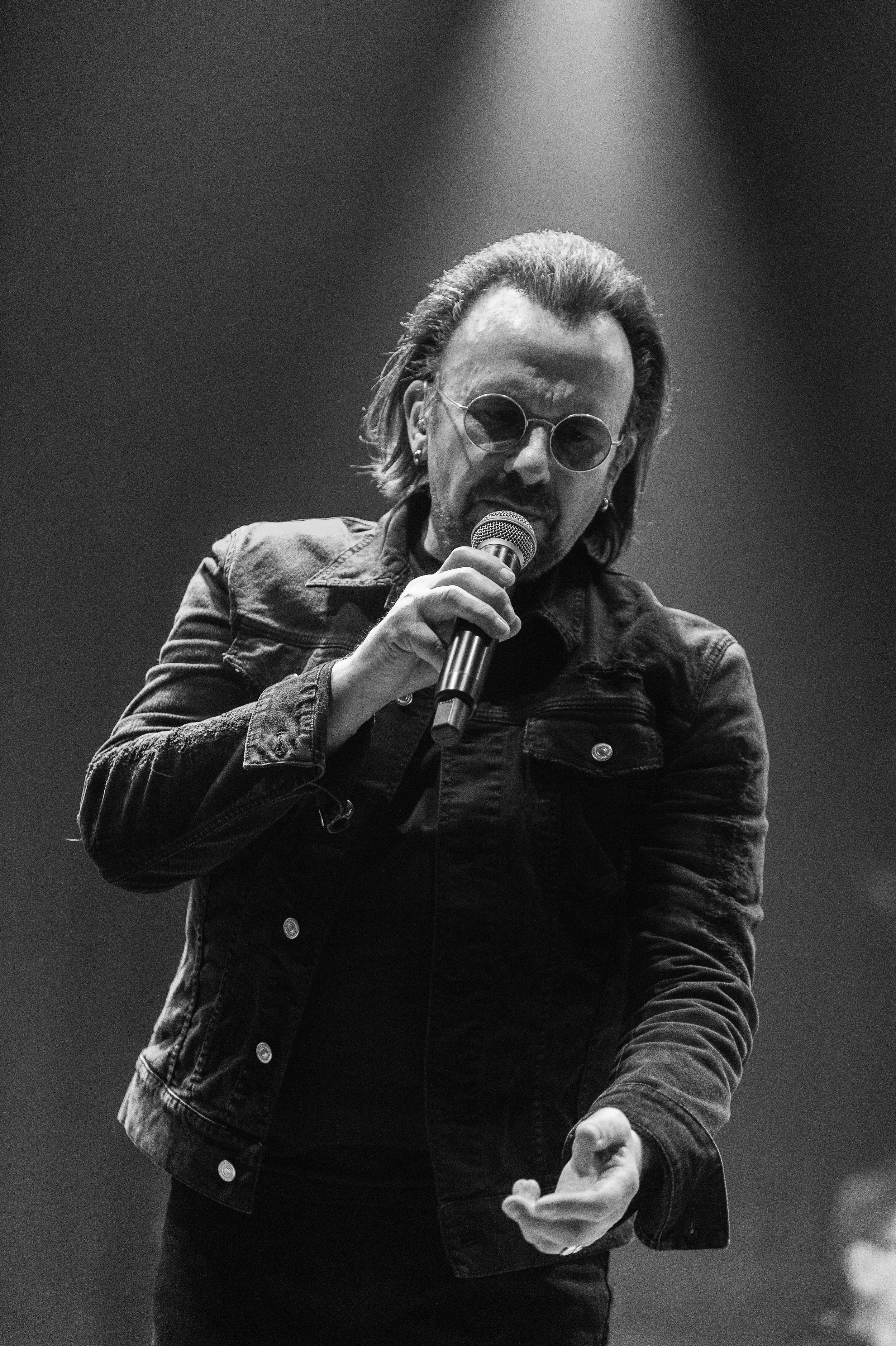 U2BABY_BONO-CREDIT(JAMES BOOTH).JPG