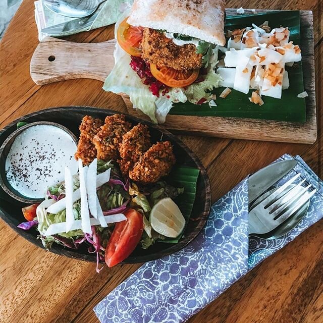 Yum Yum 😋 .
.
.
thanks for the gorgeous snap of our falafel + coco katsu burger @veganfoodii
.
.

#giliislands #giliair #healthyfood #healthy #island #interiordesign #vintagestyle #villa #eatclean #cleaneating #organic #organicfood #vegan #vegetaria