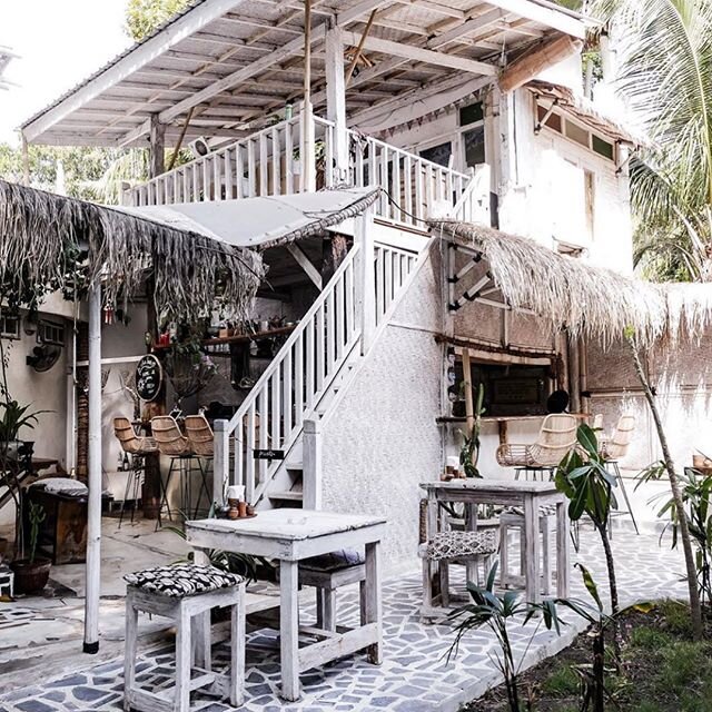 Love this shot from our courtyard out the back by @annecarole_w 😍
.
.
.

#giliislands #giliair #healthyfood #healthy #island #interiordesign #vintagestyle #villa #eatclean #cleaneating #organic #organicfood #vegan #vegetarian #flexitarian #visitindo