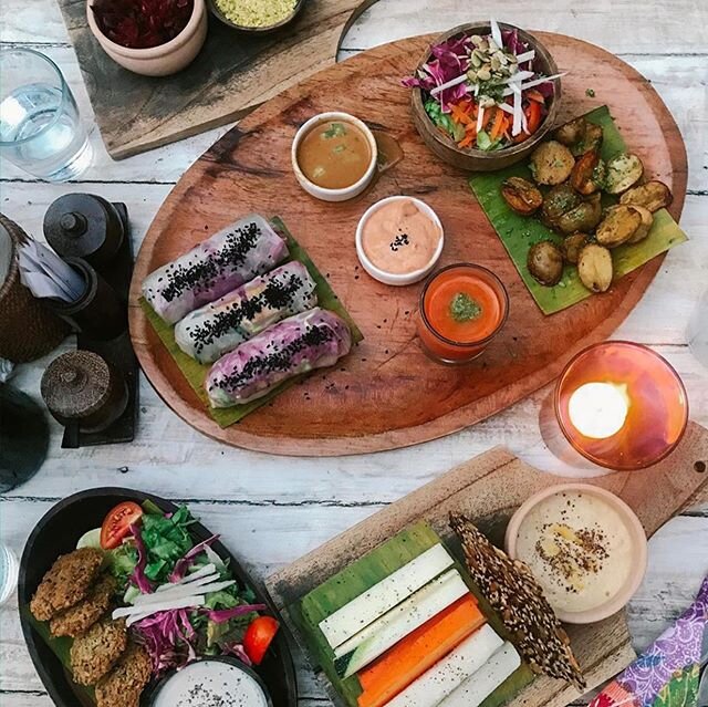 DELICIOUS TREATS
.
.
.
🌱NAMASTE COMBO
🌱HUMMUS
🌱FALAFEL 🌱SAUERKRAUT .
.
.
sooo what are you waiting for? come and see us today and grab a spot in the shade x
.
.
.
thanks for the beautiful snaps @veganfoodii 💕
.
.
.

#giliislands #giliair #health