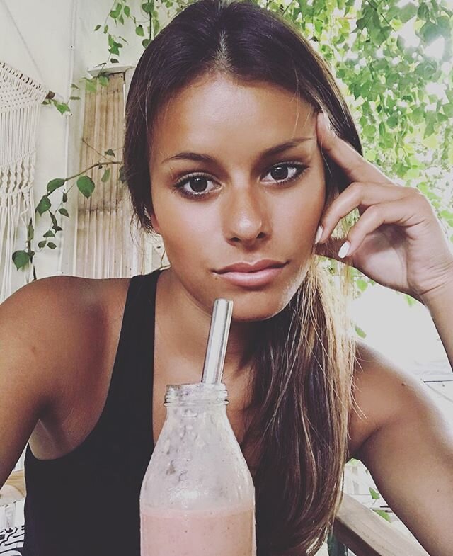 🌸 SMOOTHIE BEAUTY 🌸
.
.
.
@sofiapinedax getting her daily dose of probiotics, calcium, vitamin c, potassium + yumminess ✨did you know we make our own yoghurt from scratch daily here at PACHAMAMA? that means no sugar, preservatives, or weird additiv