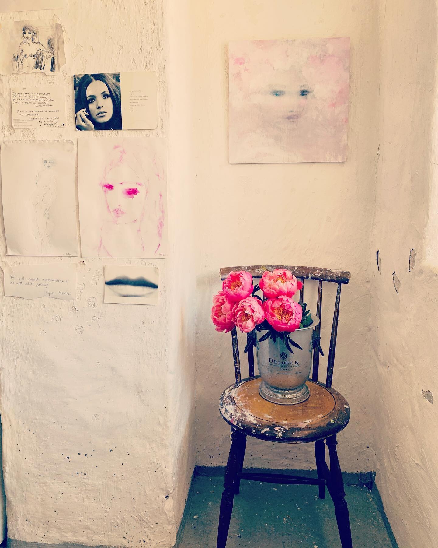 Studio sentiment #mystudio #portrait #painting #art #fineart #stories #jorunnmulen #artiststudio #pink #peonies #freshflowers #flowers