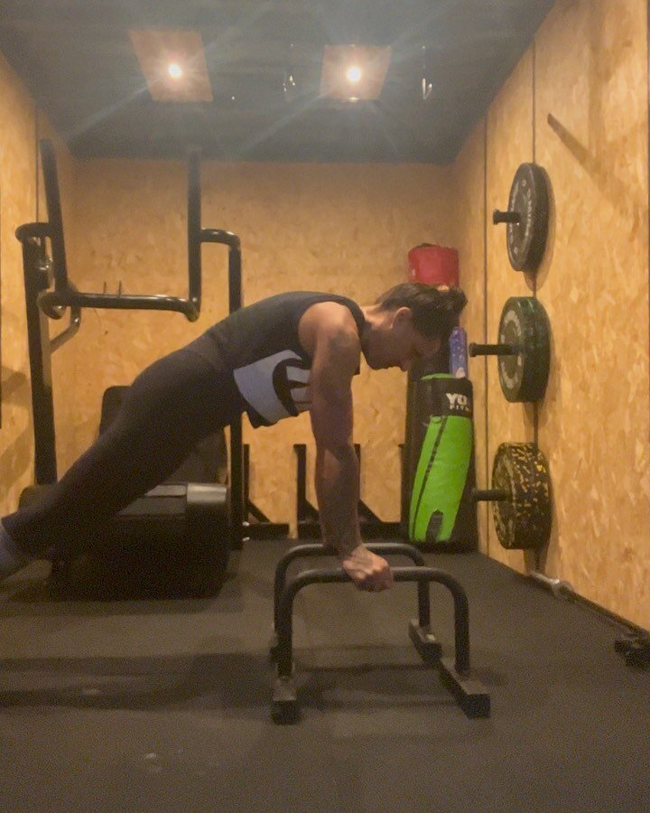 C A L I D R I L L S

These drills are what I swear by. It&rsquo;s been a while but comforting to know I&rsquo;ve not lost too much strength. 

Core strength + flexibility are your highest priority when it comes to Cali. Start at the bottom basics. 

