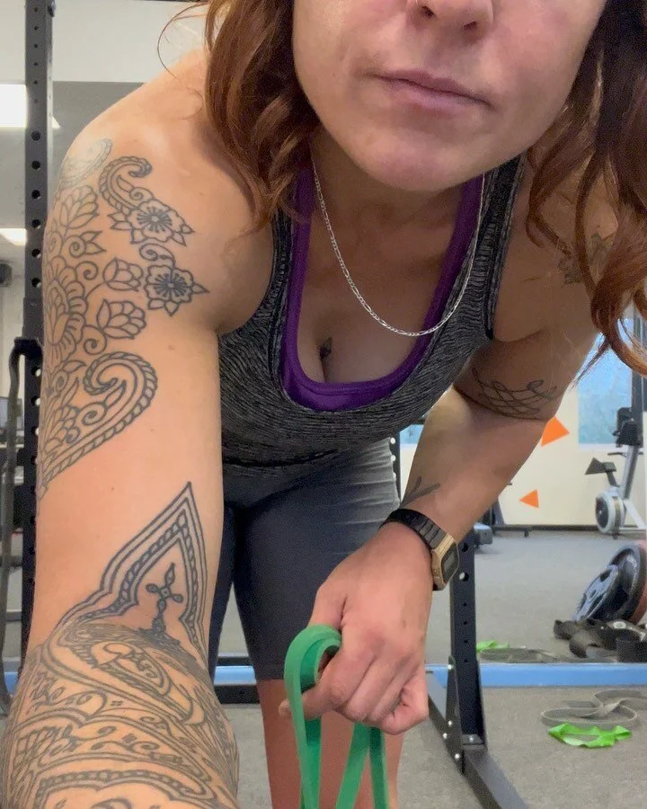 My 3 go to pull up prep moves 💁🏻&zwj;♀️

Pull ups are such a complex exercise involving both the shoulder and shoulder girdle joint. Rotator cuff injuries can be common if the warm up prep is not good 👿 

Complete 8-10 reps on each keeping the ten