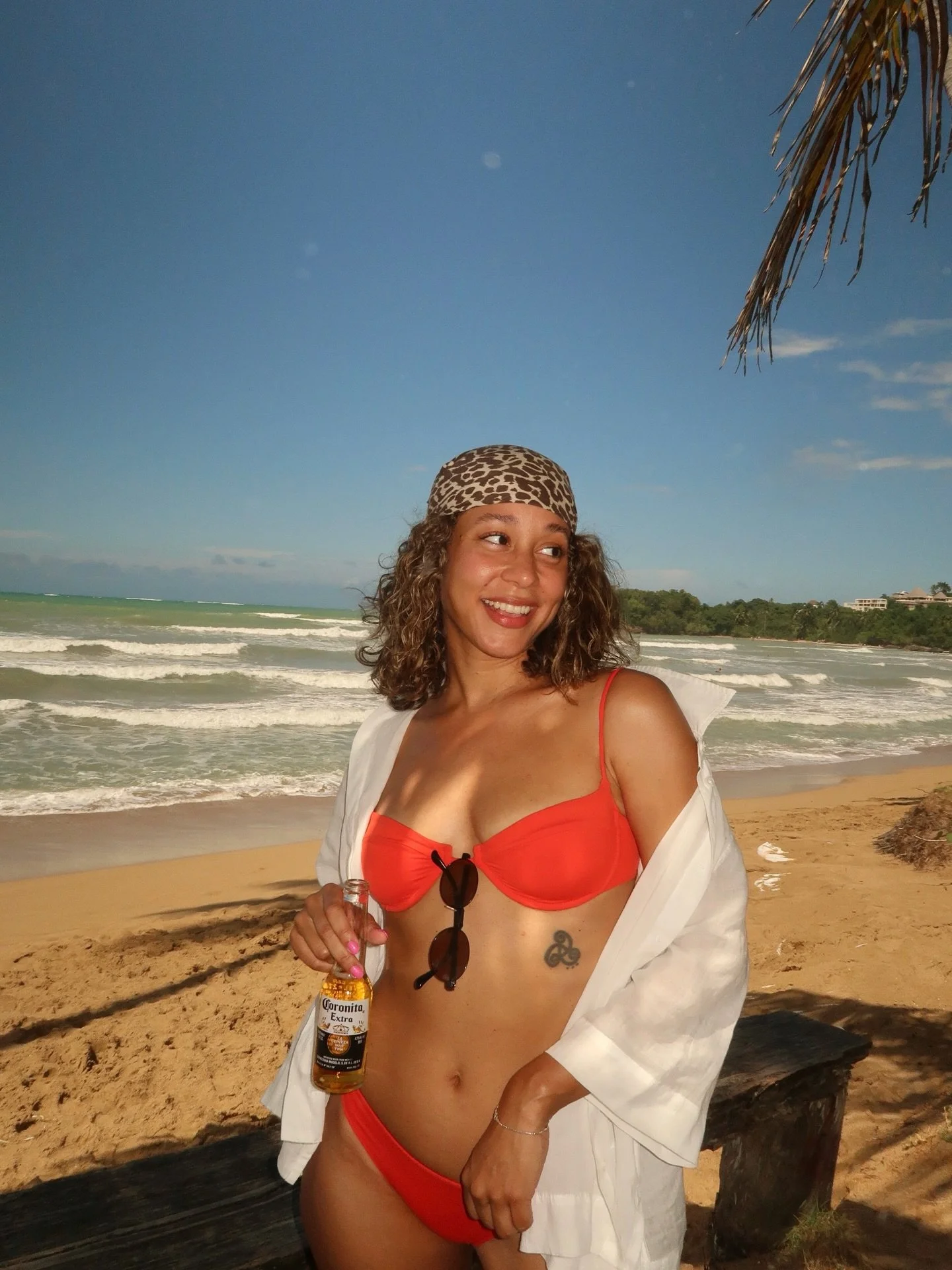 Arena en los pies y @cervezacorona_rd en mano, todo ok 👌🏽🧡