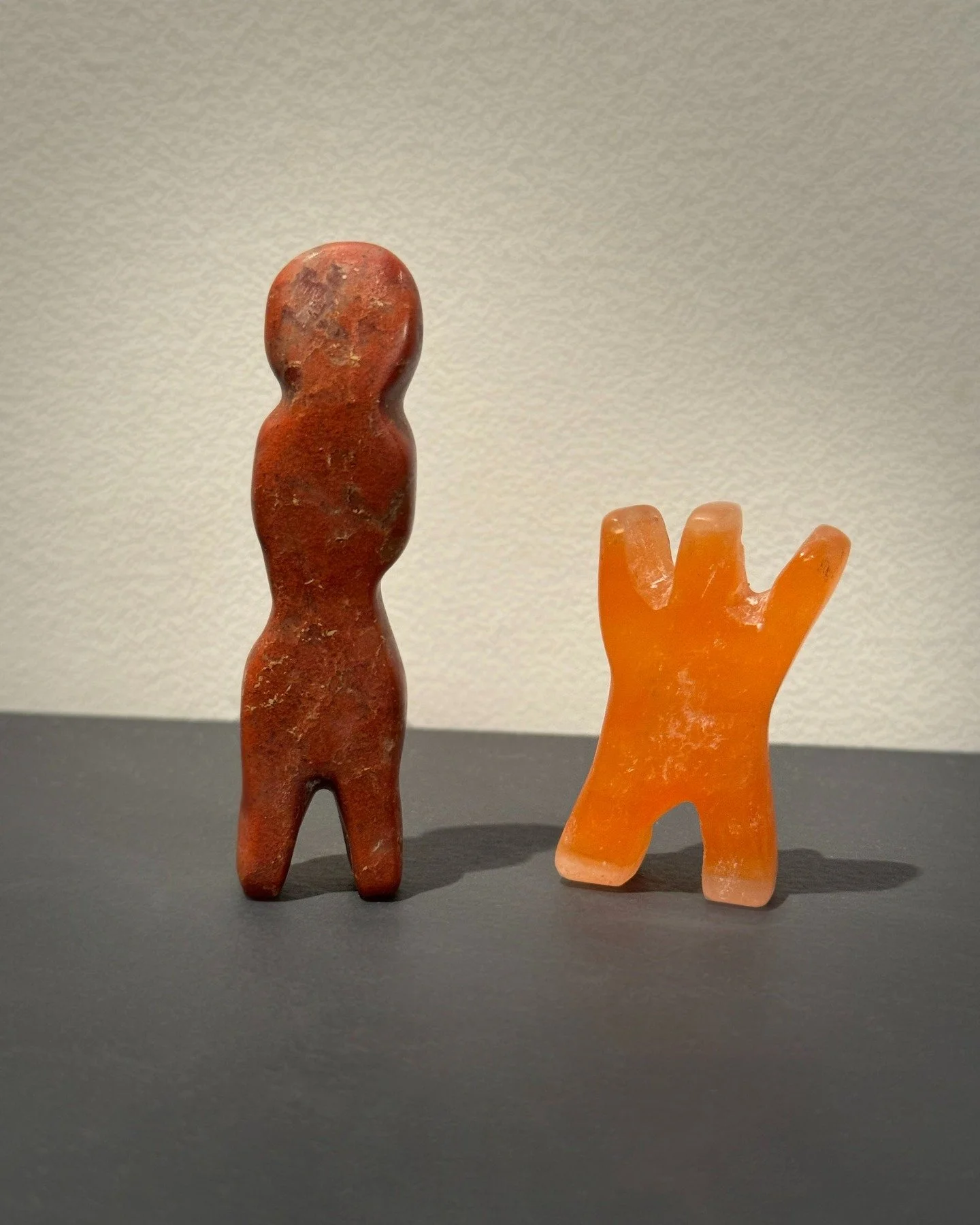 Goddess figures by Karen @karenlev412 carved in #soapstone and blood orange #Alabaster
#talismanworkshop #stonecarvingclass