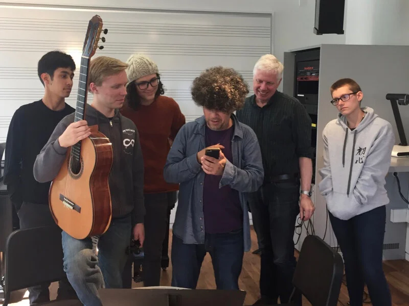 Judicaël shares a video with the class
